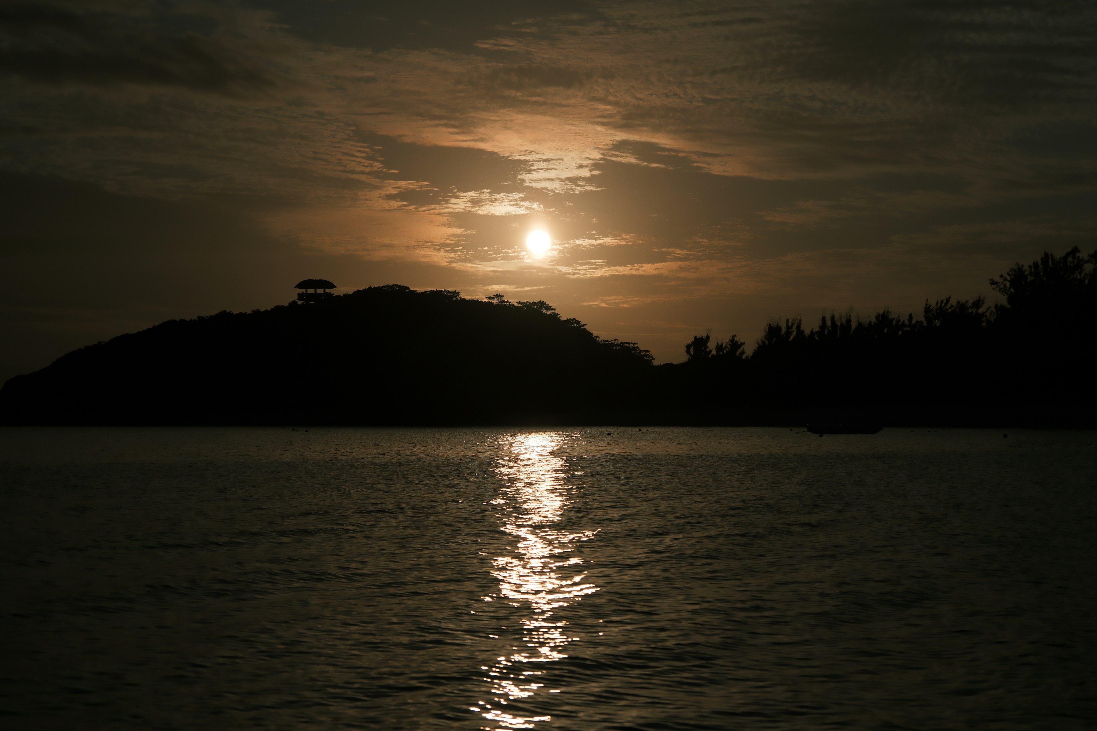 Schöne Landschaft mit Sonnenuntergang, der sich im Wasser spiegelt