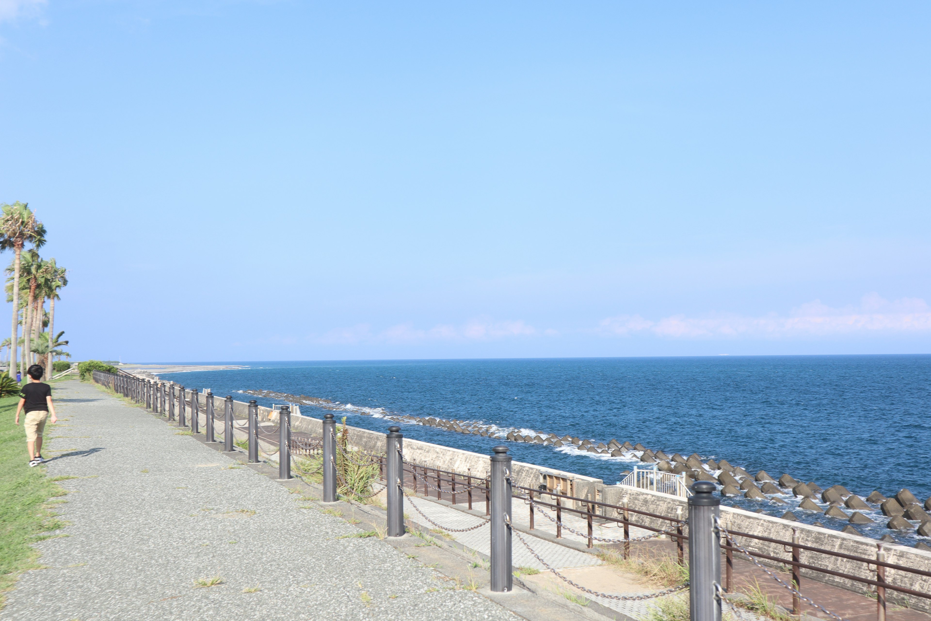 海岸步道和蓝色海洋的景色