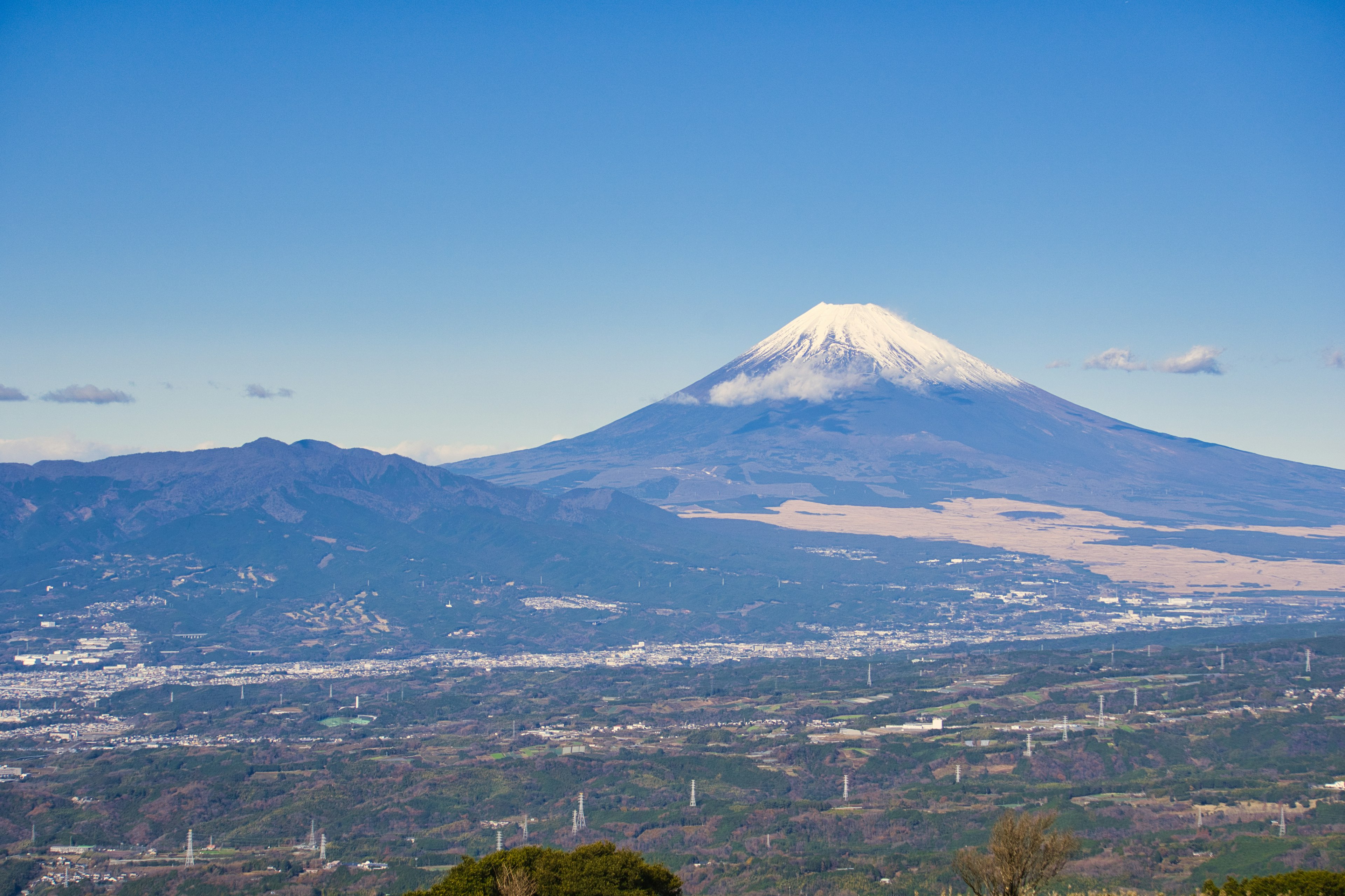 Panoramablick auf den Fuji mit klarem blauen Himmel und schneebedecktem Gipfel