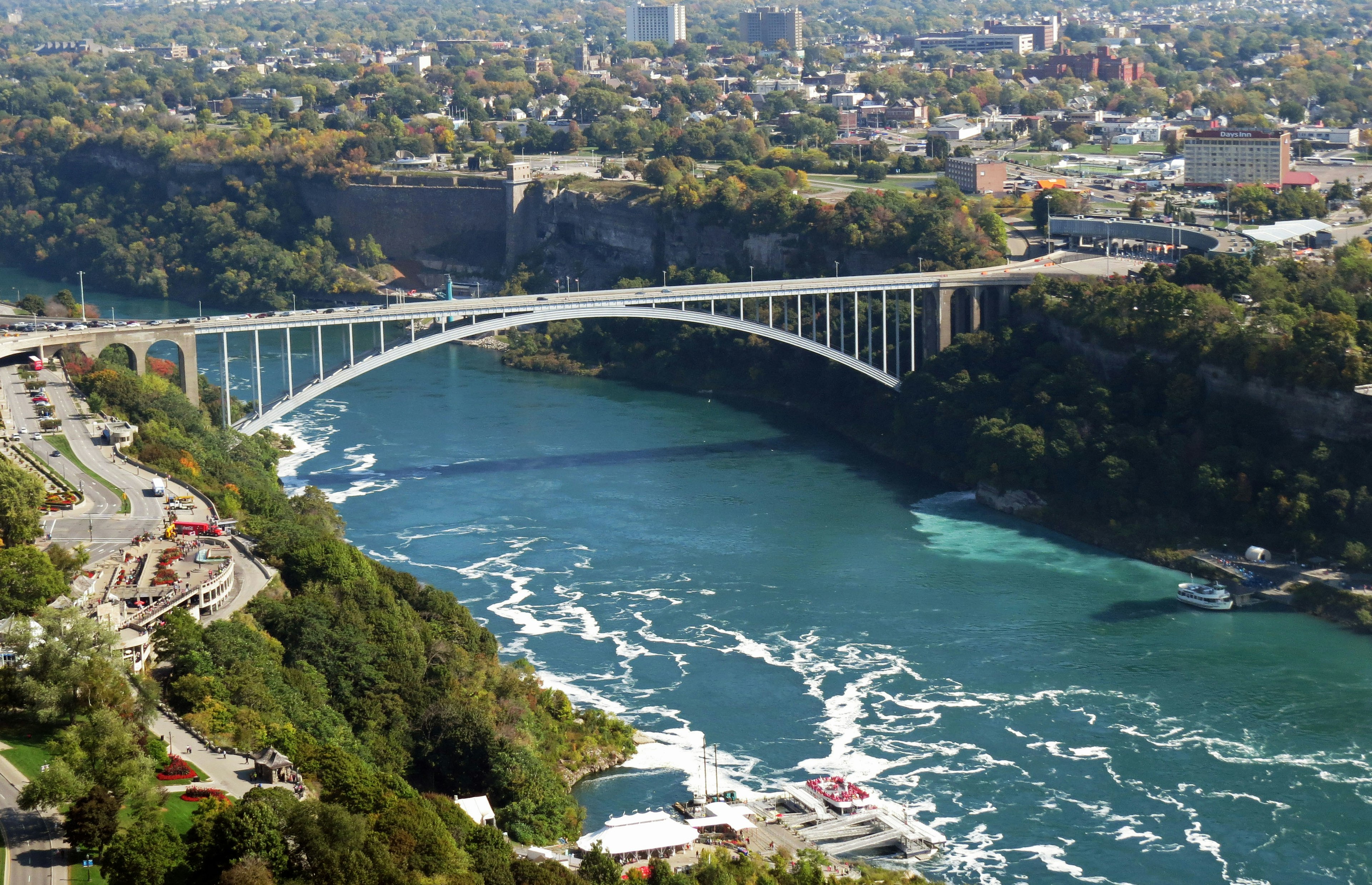 Schöner Brücke über den Niagara-Fluss mit umliegender Stadtlandschaft