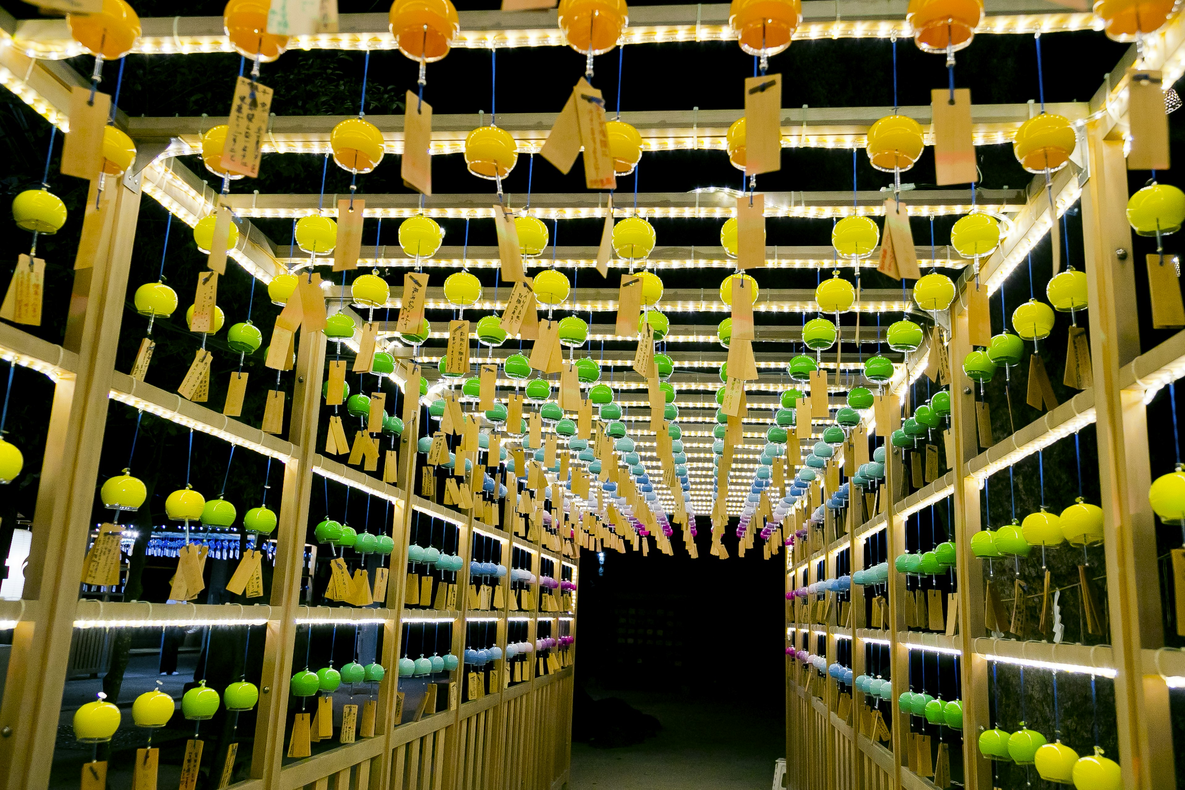 Túnel brillante decorado con adornos amarillos y verdes