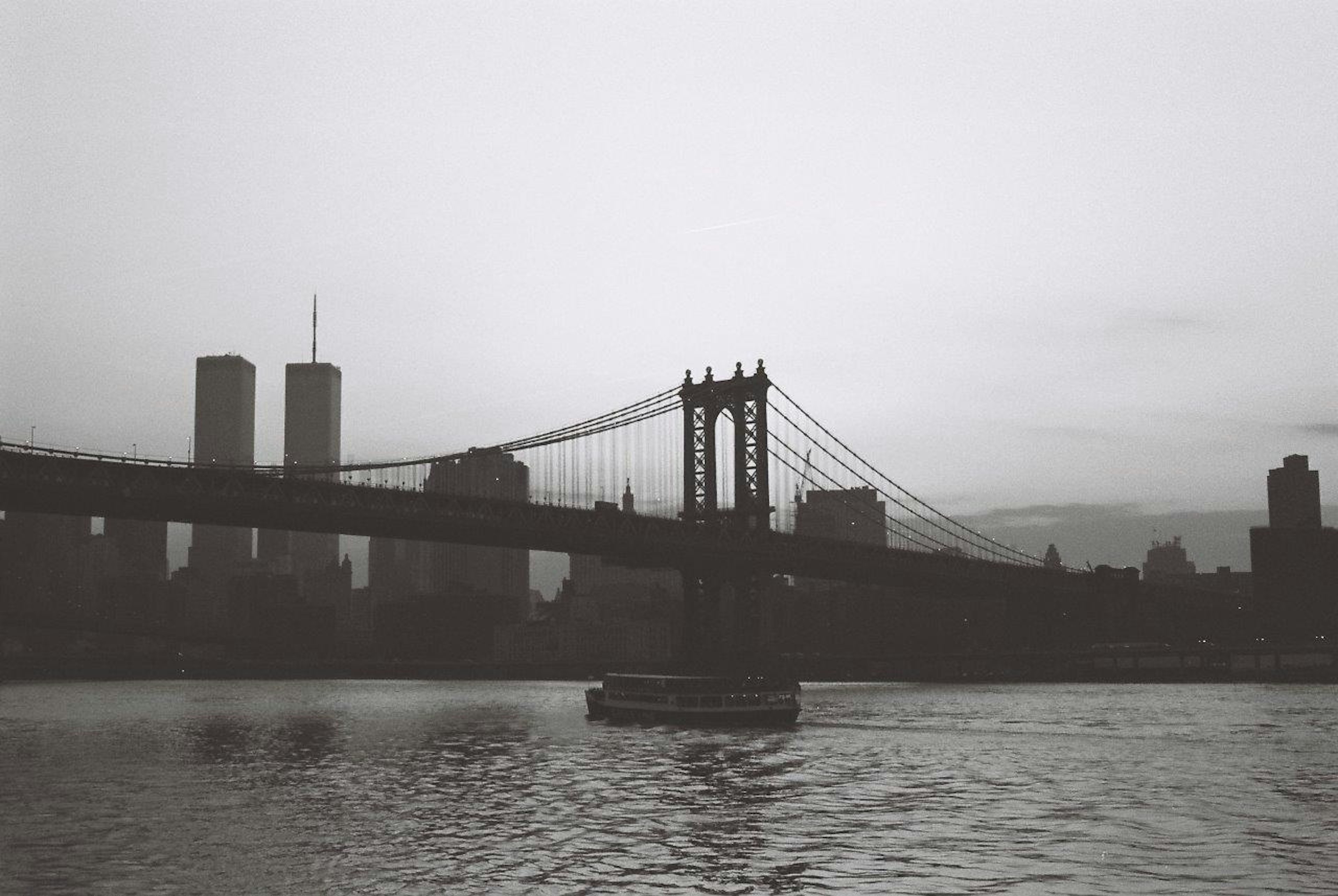 Foto en blanco y negro del puente de Manhattan con las Torres Gemelas