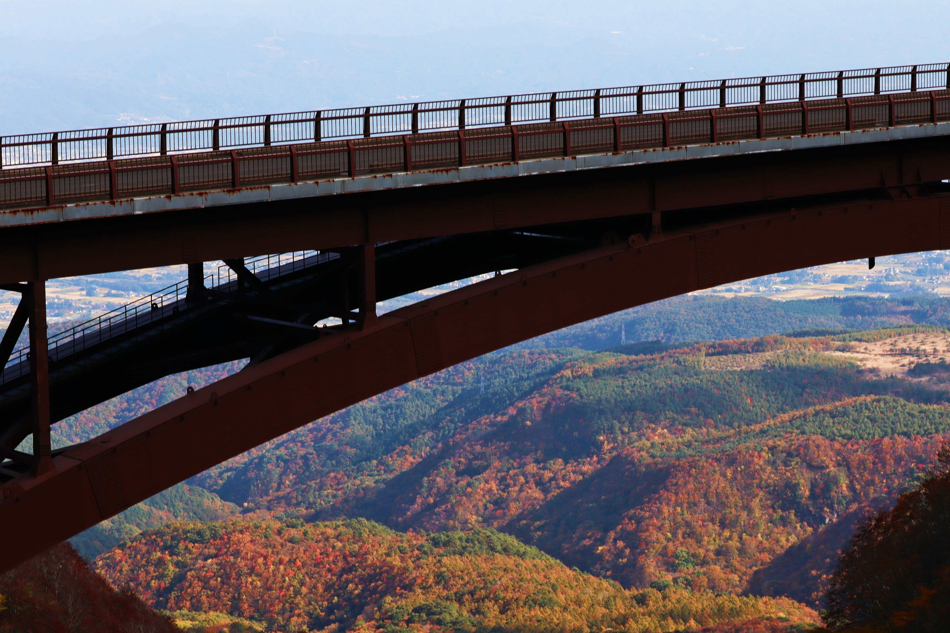 Gran estructura de puente contra un fondo de paisaje otoñal