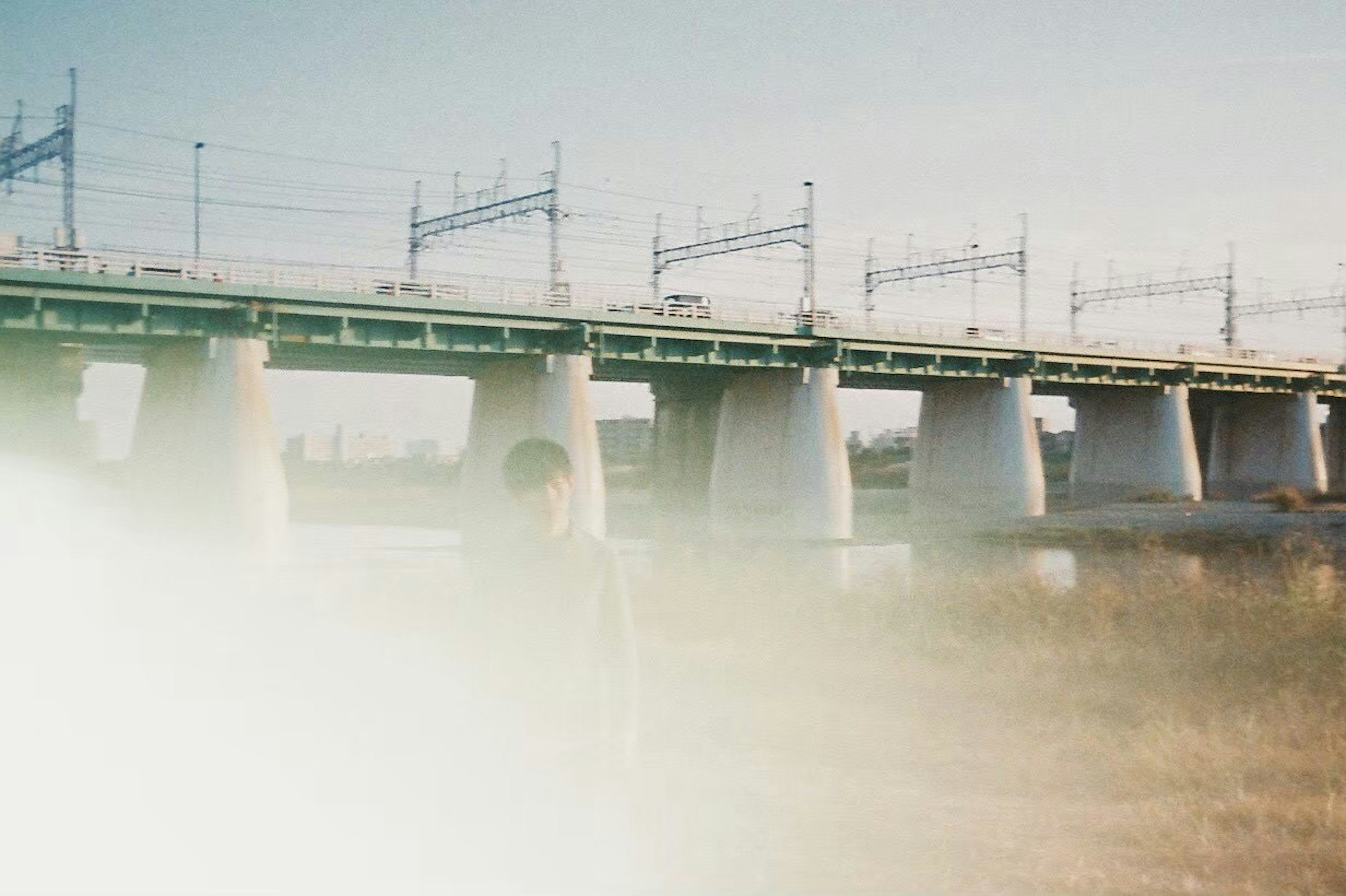 Jembatan dengan rel kereta api dalam suasana berkabut