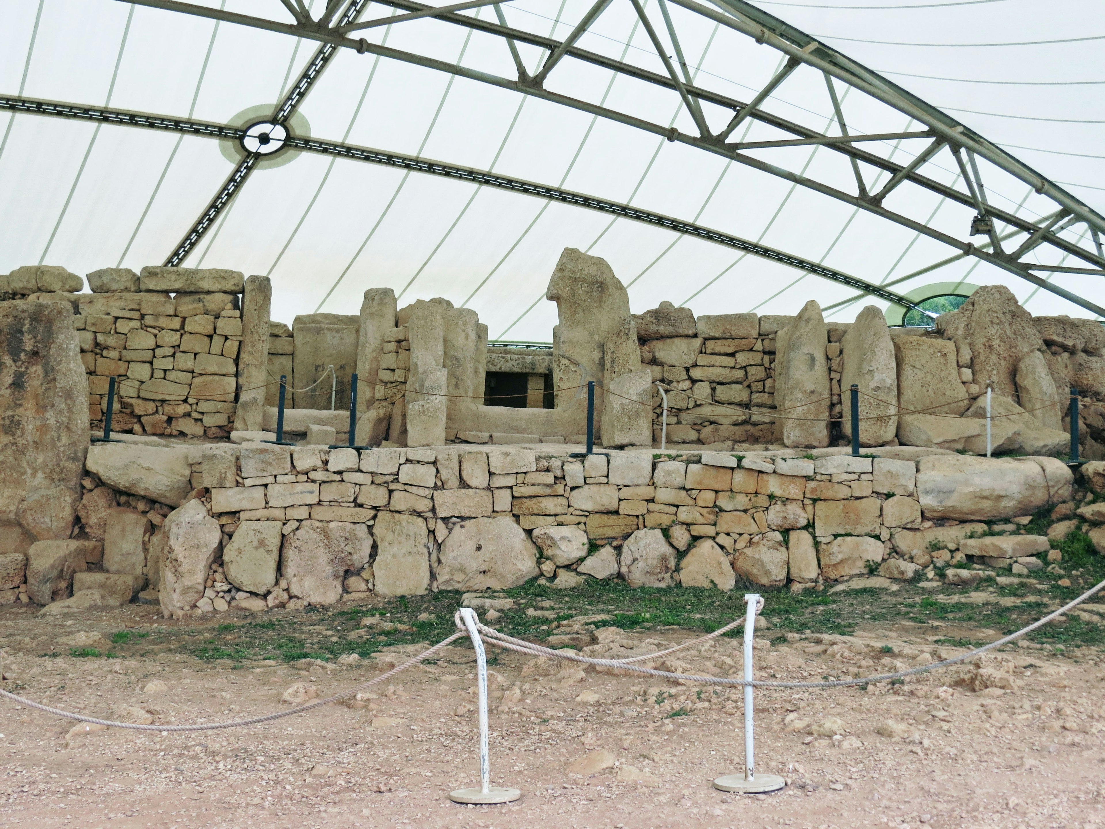 Ruines de pierre anciennes protégées sous une structure de toit