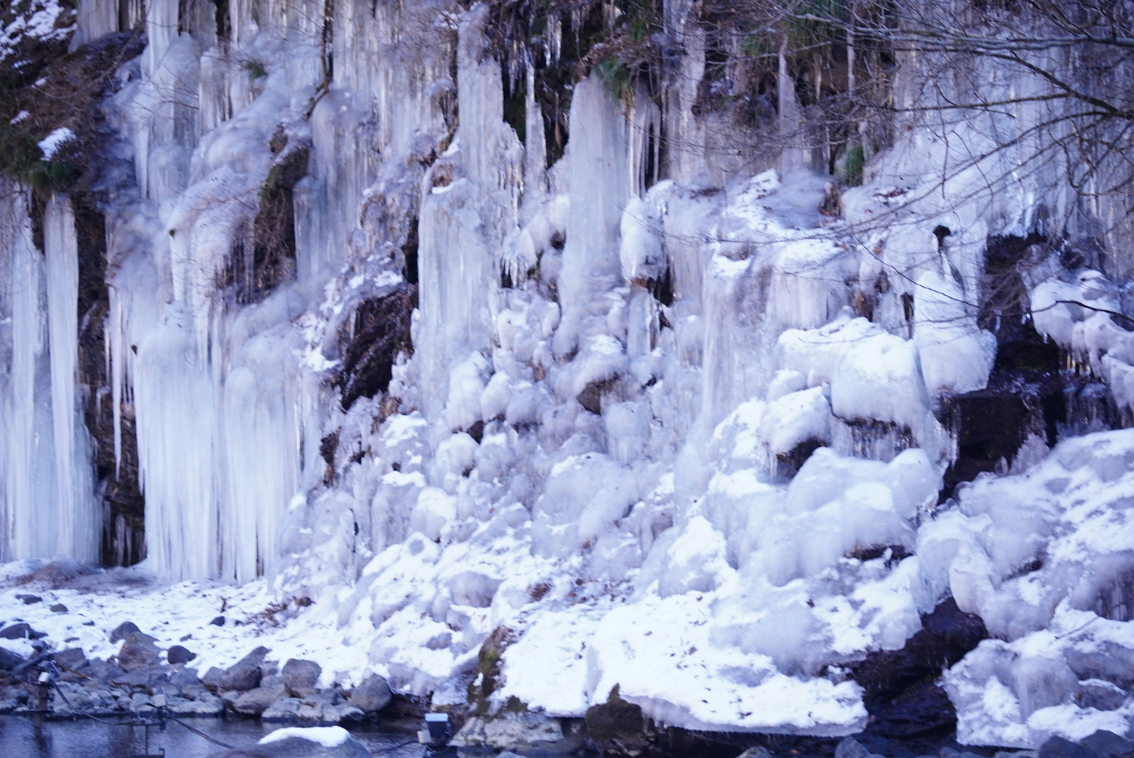 Paisaje de cascada congelada y rocas cubiertas de nieve