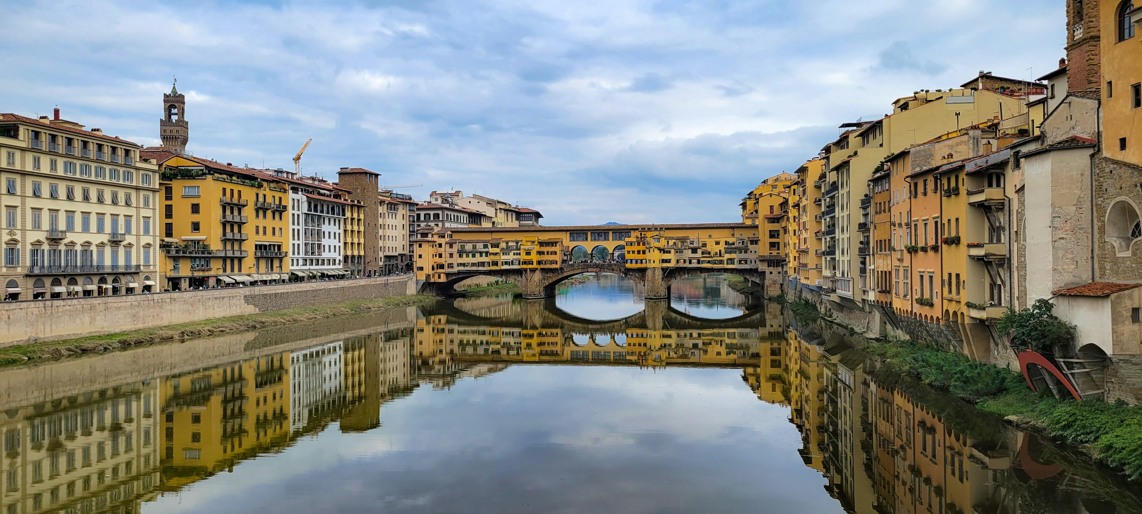 Cảnh cầu Ponte Vecchio và các tòa nhà lịch sử dọc theo sông Arno