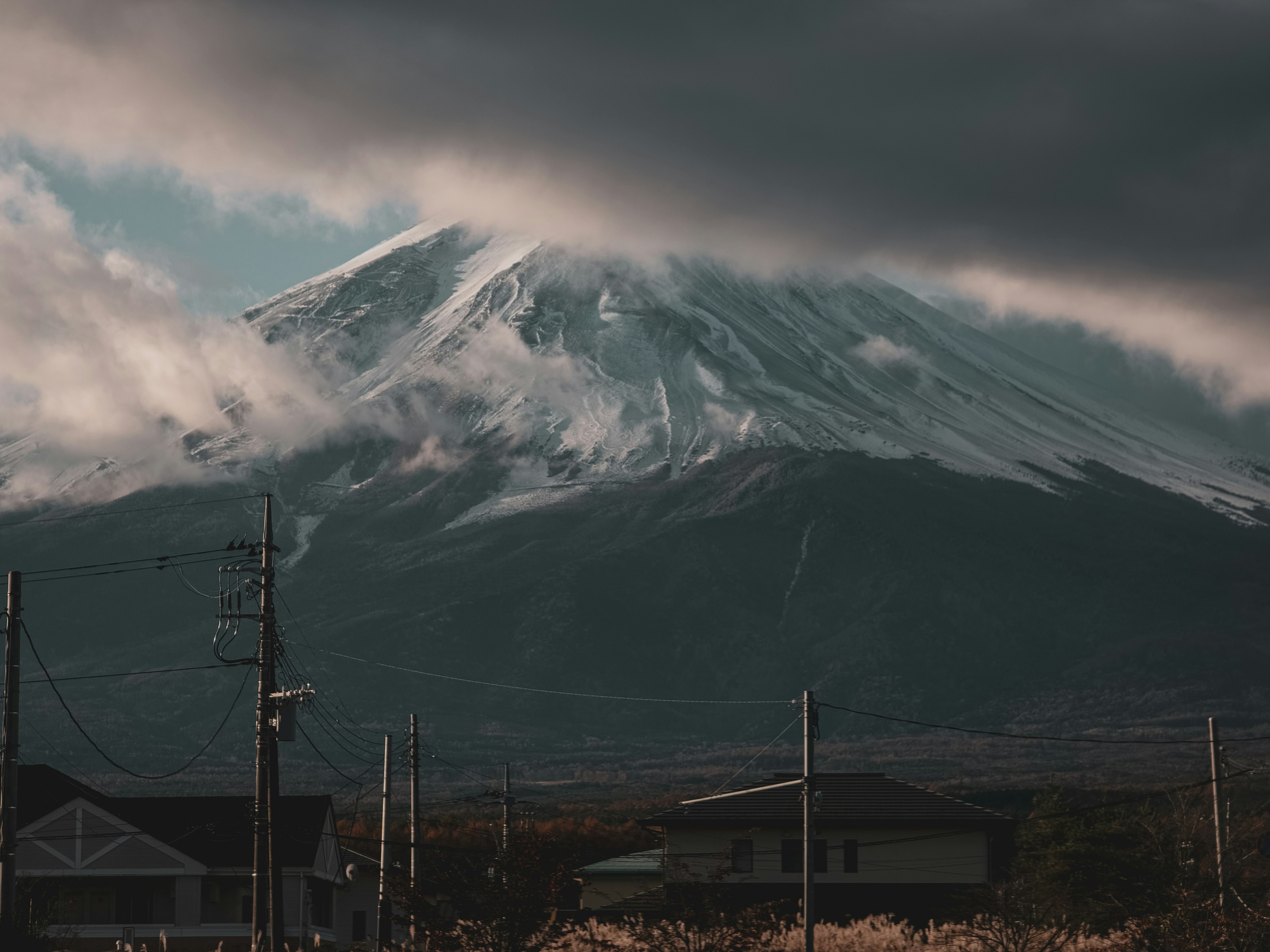 被雲霧部分遮擋的雪山富士的美麗景色