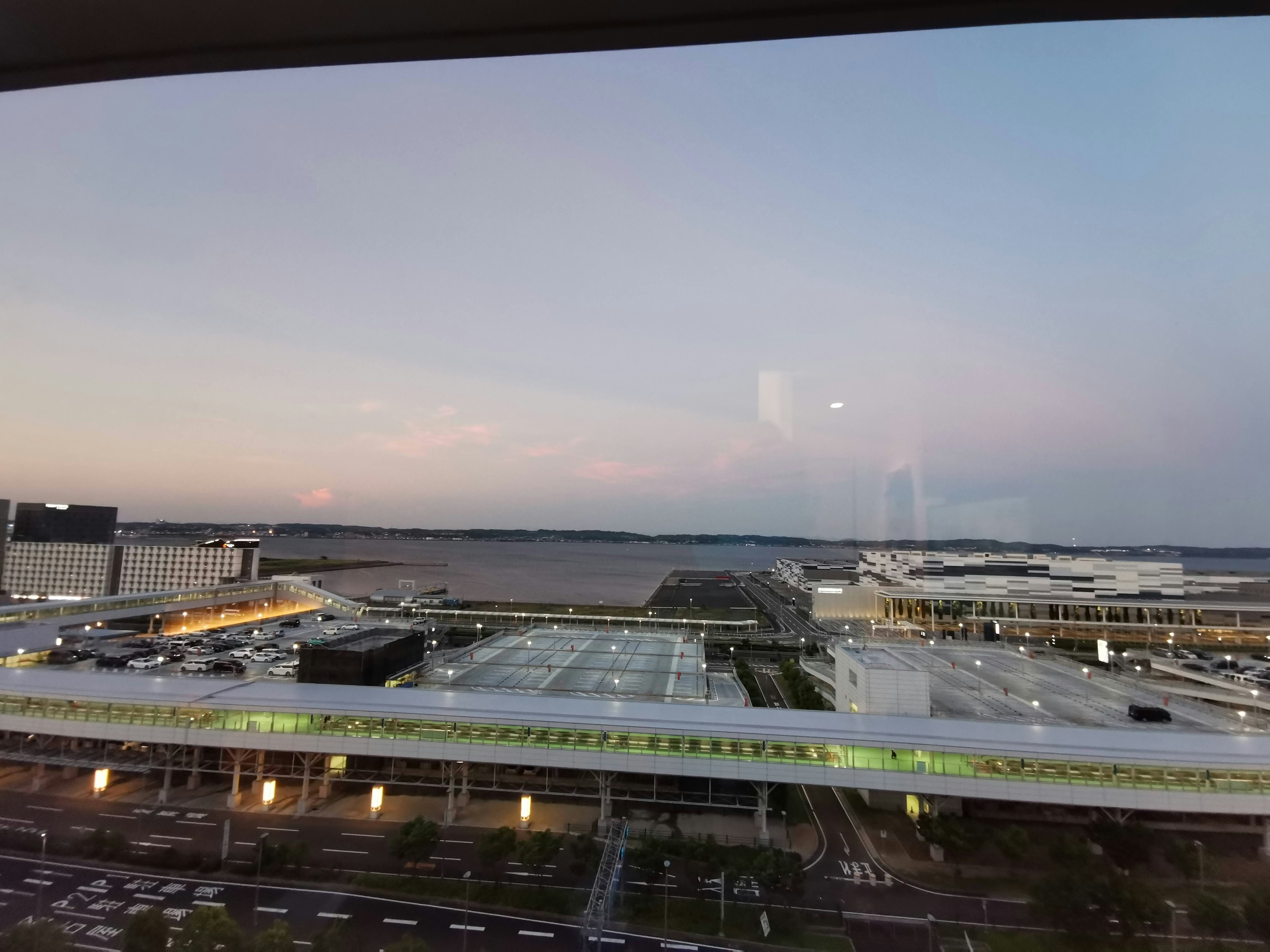 Vista panorámica de un aeropuerto al atardecer