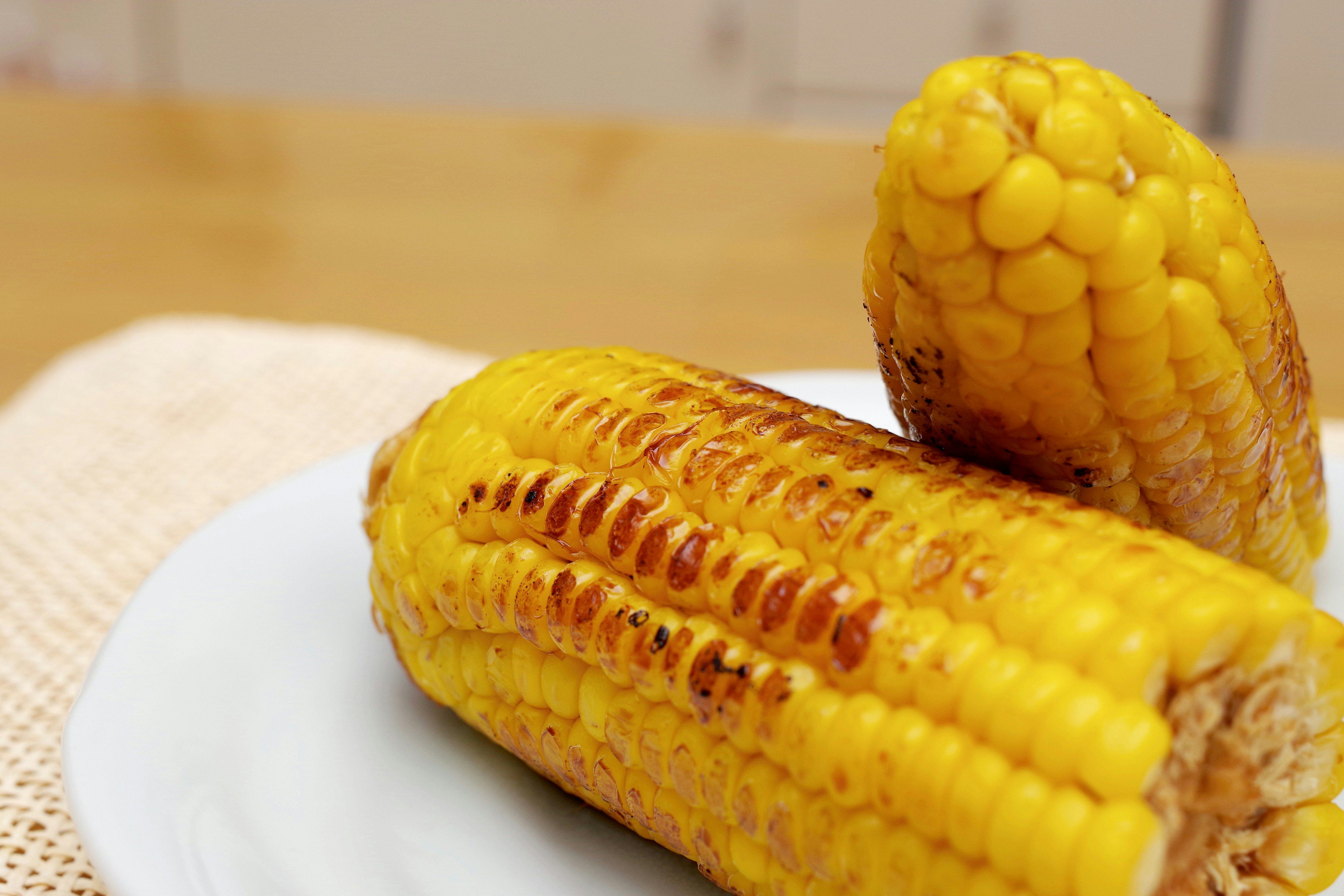 Jagung bakar di atas piring