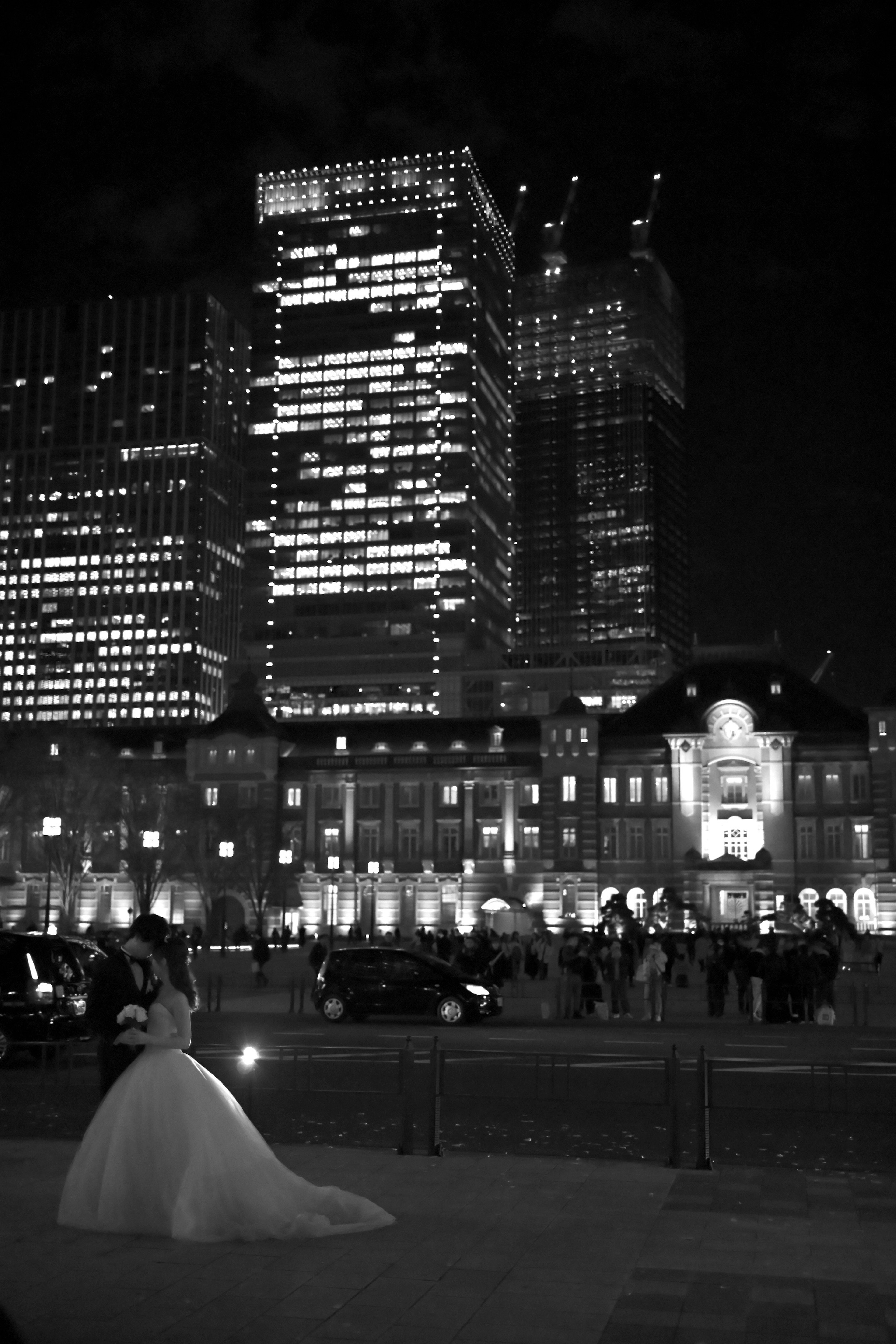 Une femme en robe contre un paysage urbain nocturne avec des gratte-ciels