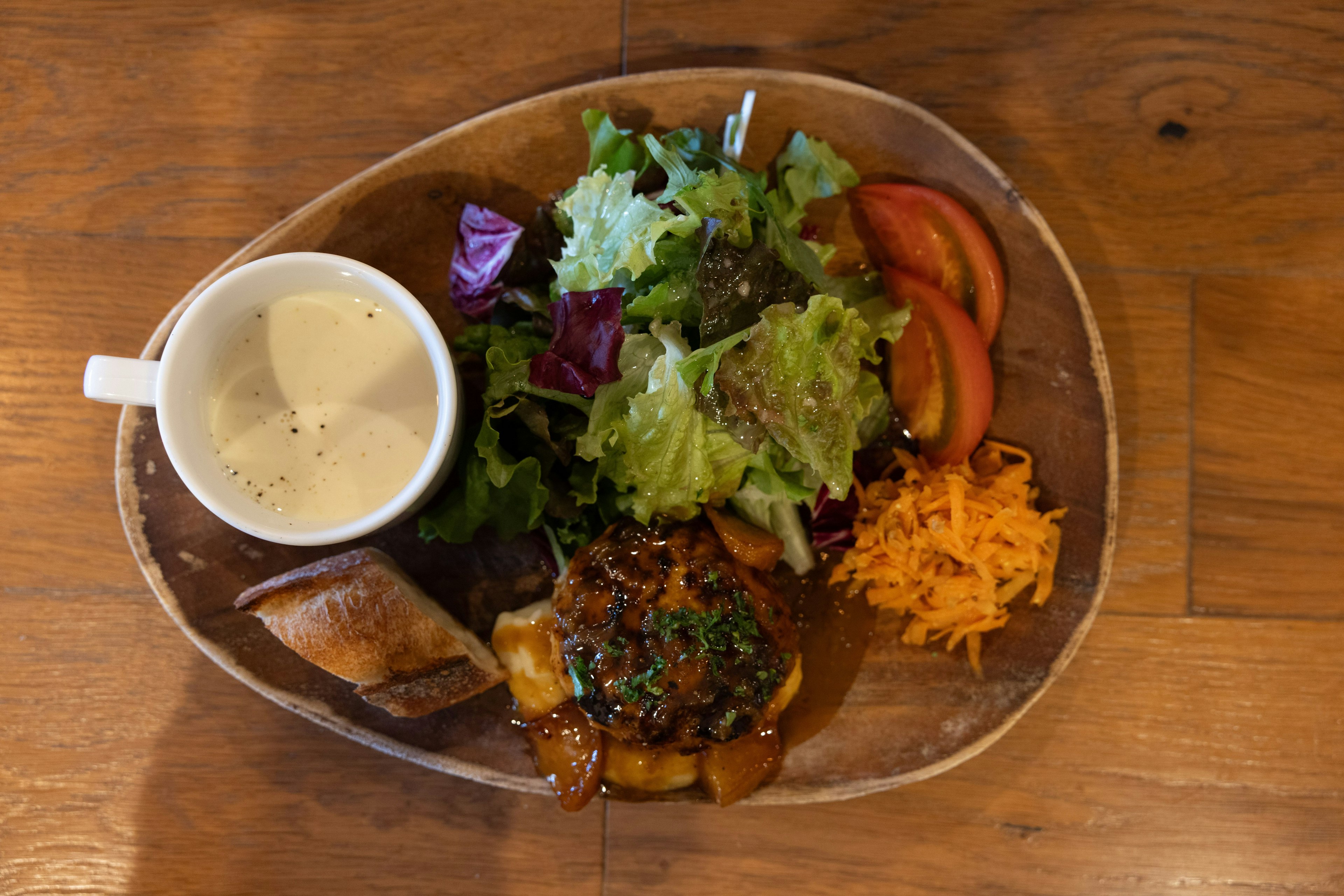 Đĩa hamburger với salad, cà chua, phô mai và súp