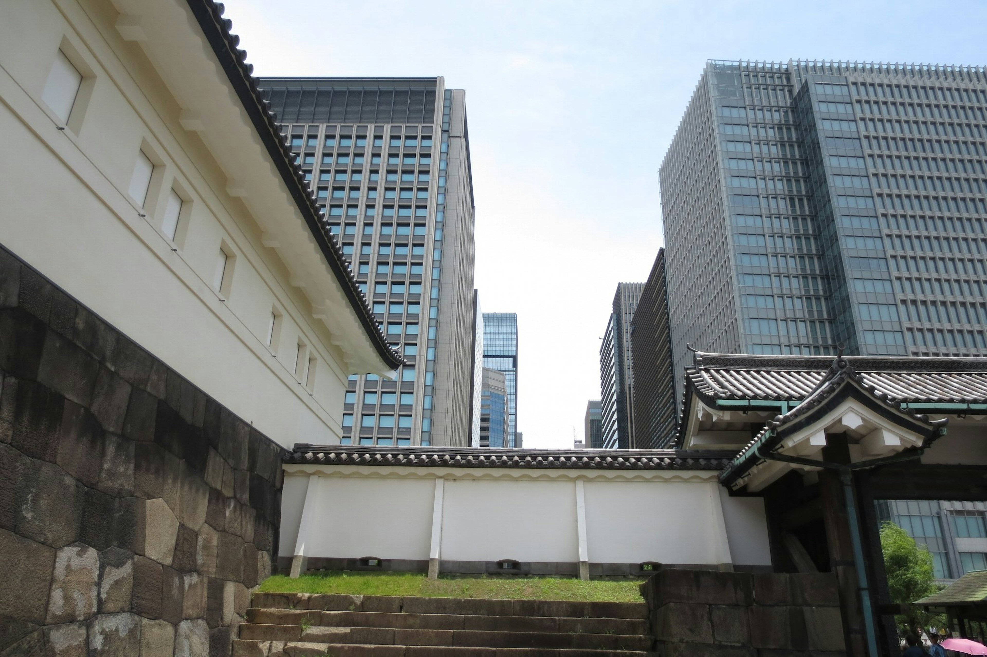 Eine Mischung aus modernen Wolkenkratzern und traditioneller japanischer Architektur