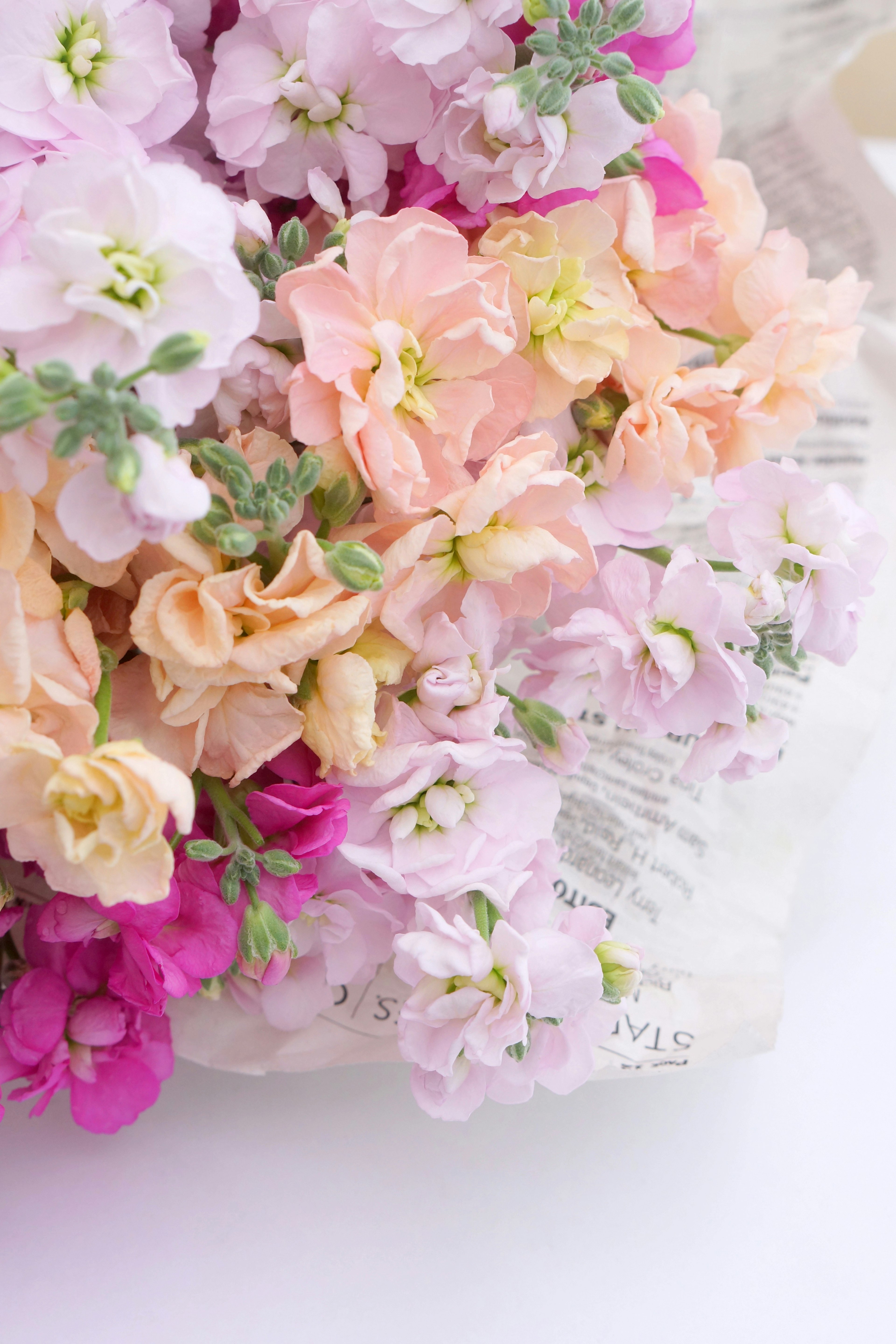 Ramo de flores en tonos suaves con una mezcla de flores variadas