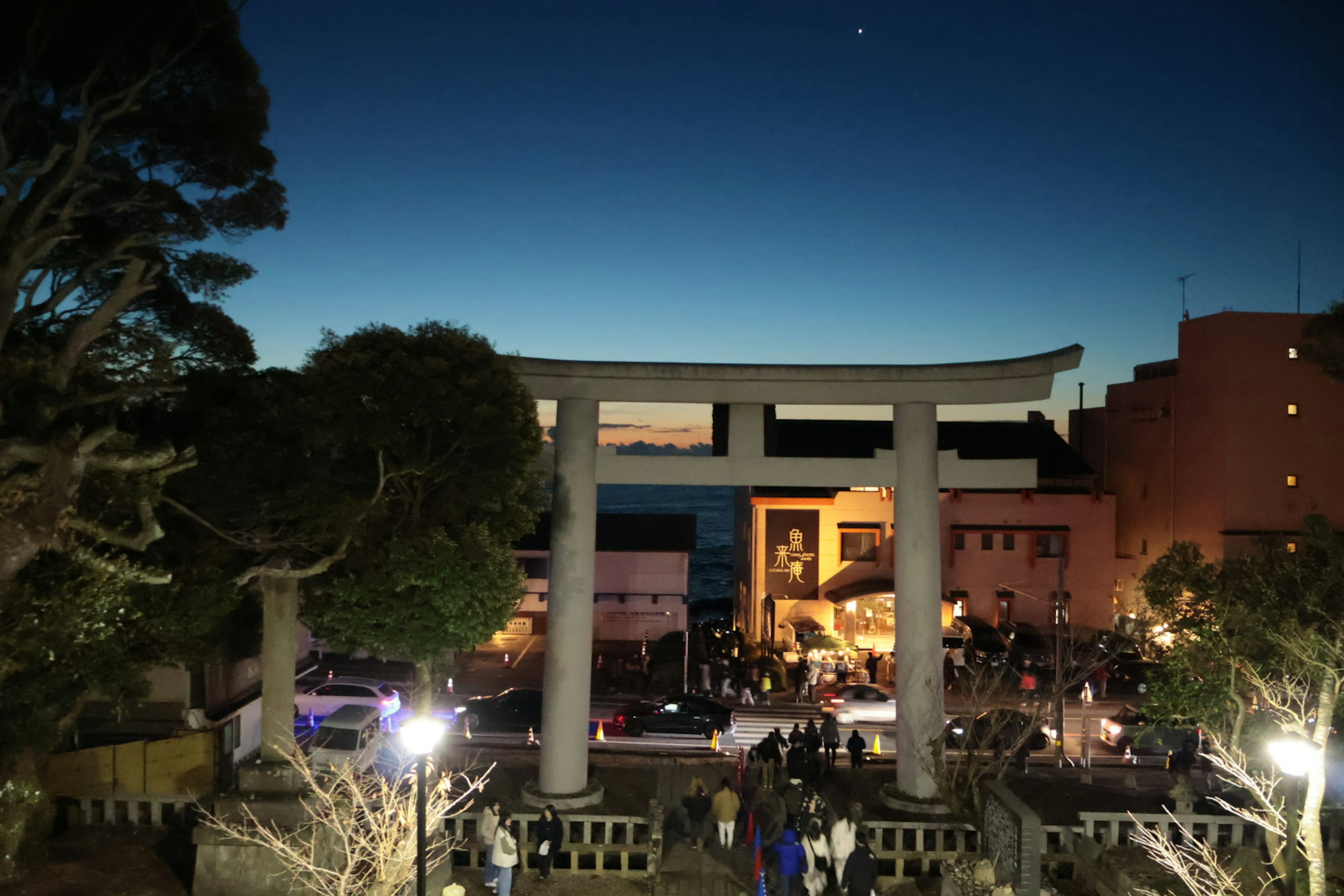 夜の鳥居と人々の集まりを捉えた風景