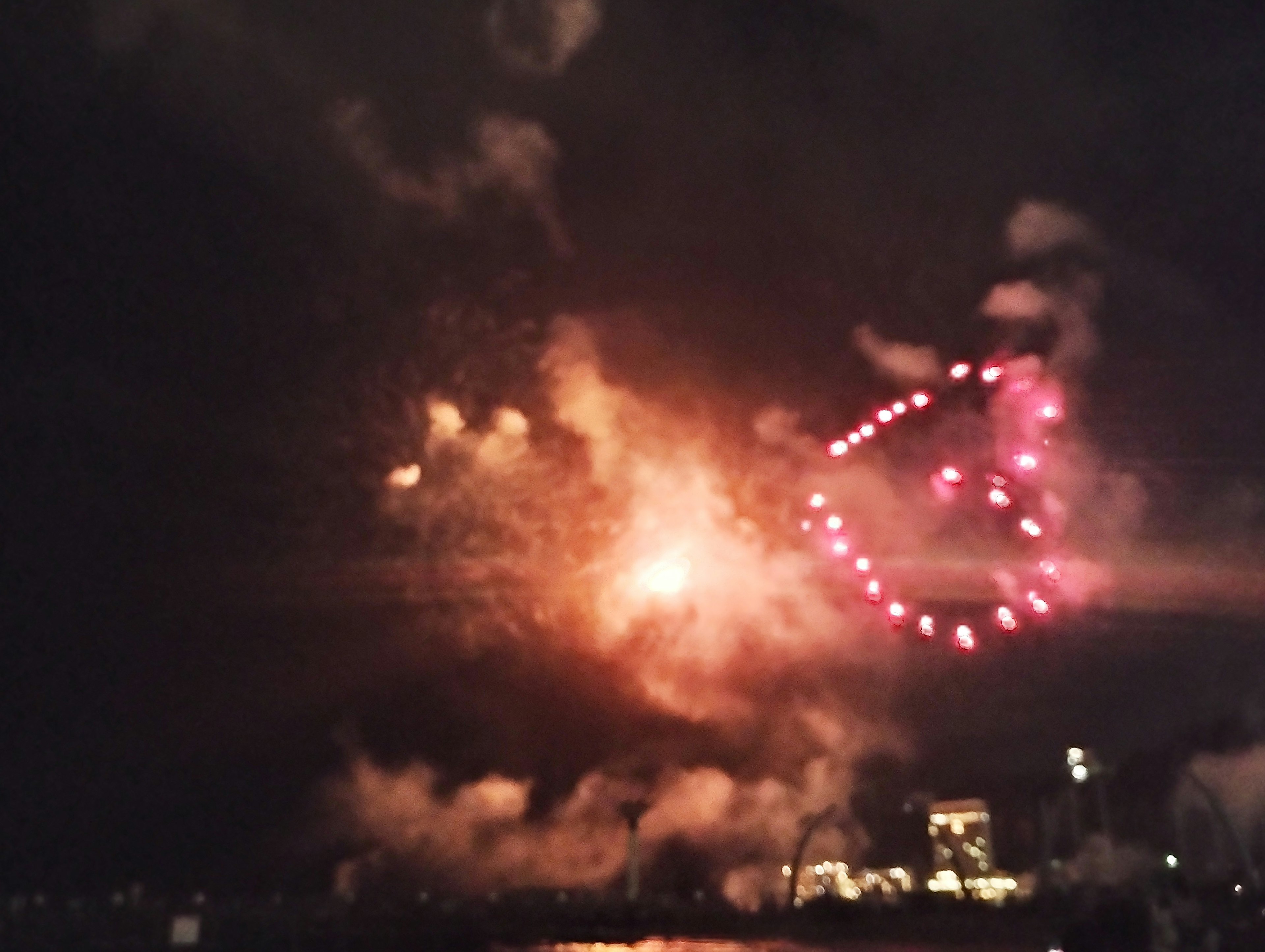 Un feu d'artifice en forme de cœur dans le ciel nocturne