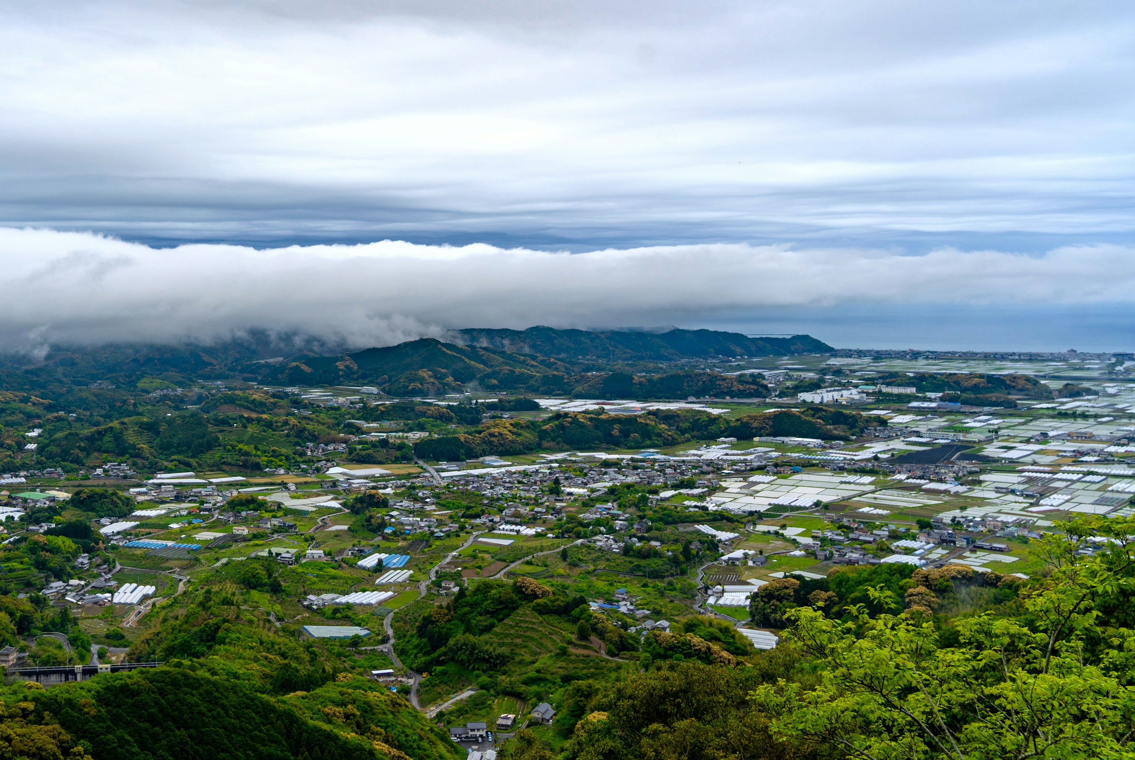 Montañas verdes con vista al valle y nubes arriba