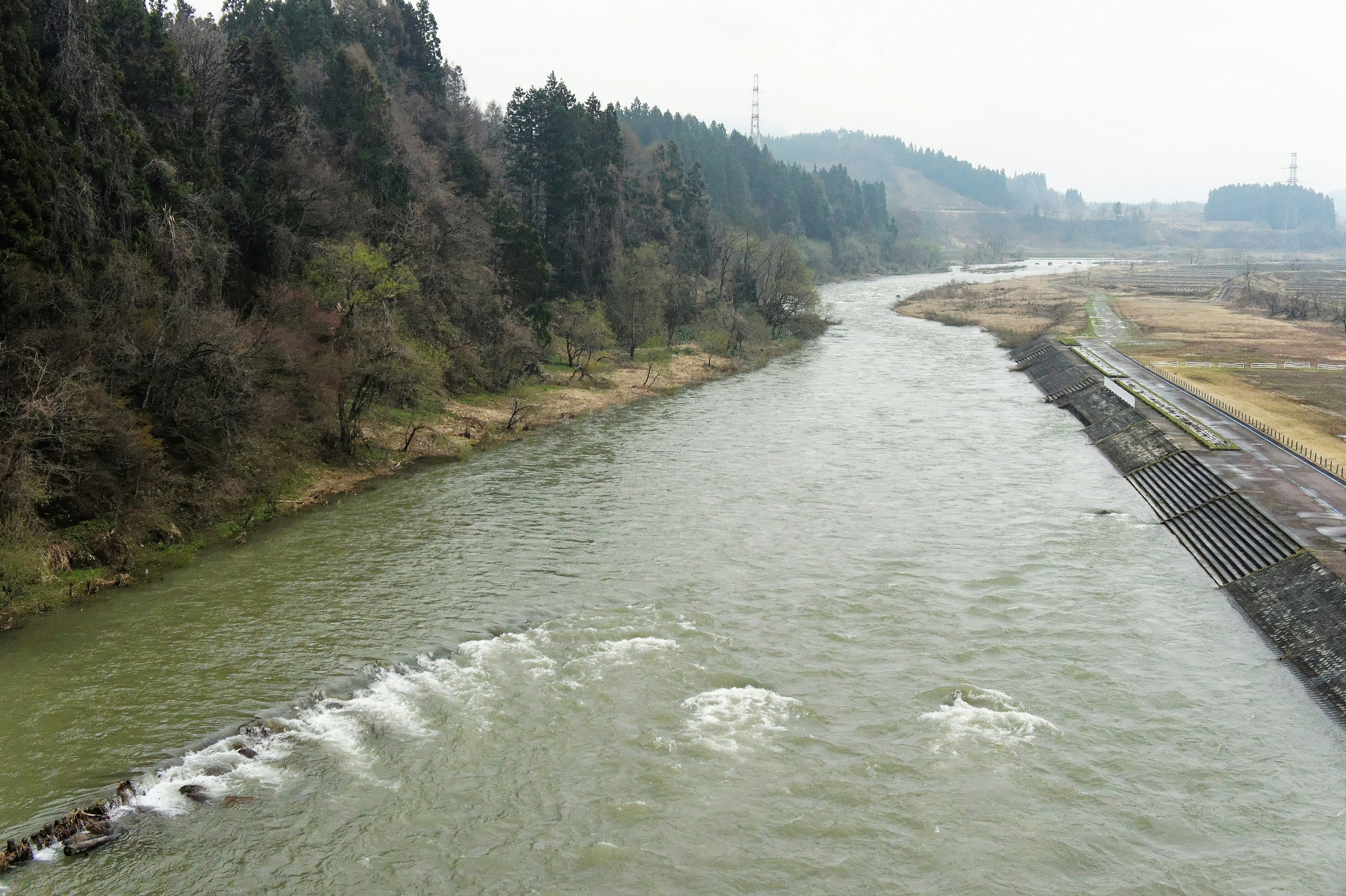 Paesaggio fluviale sereno con rive verdi