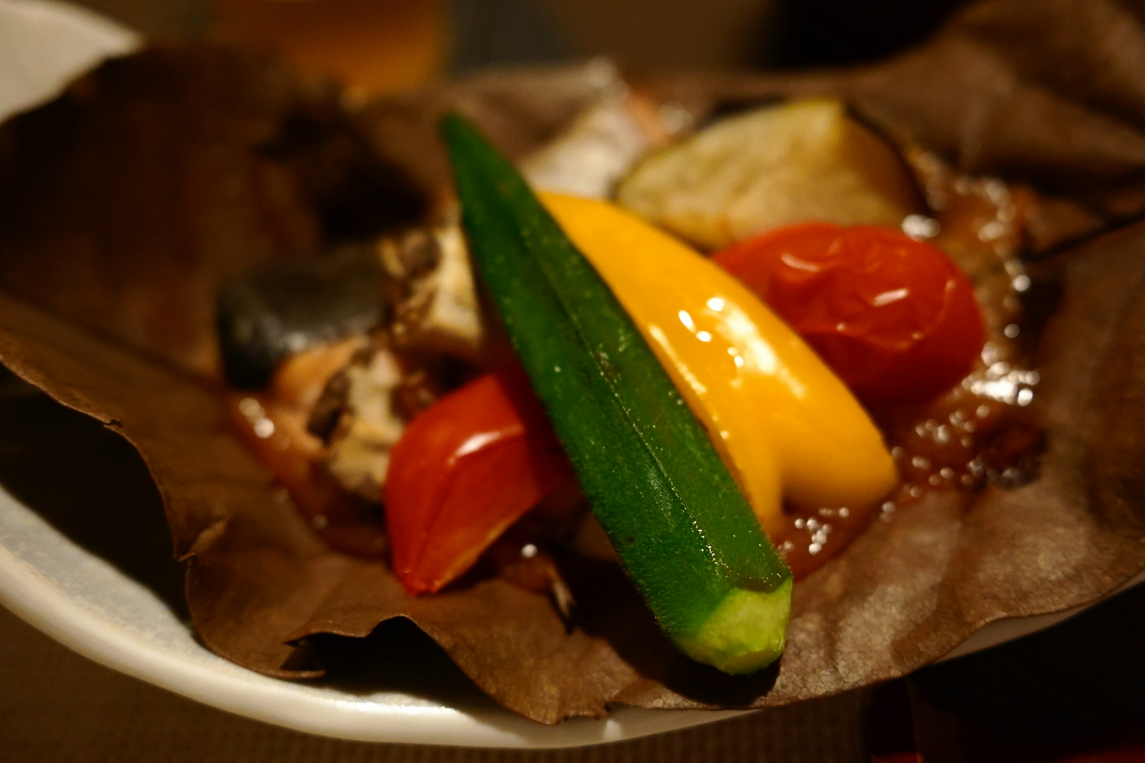 料理の皿の上に色とりどりの野菜が盛り付けられた様子