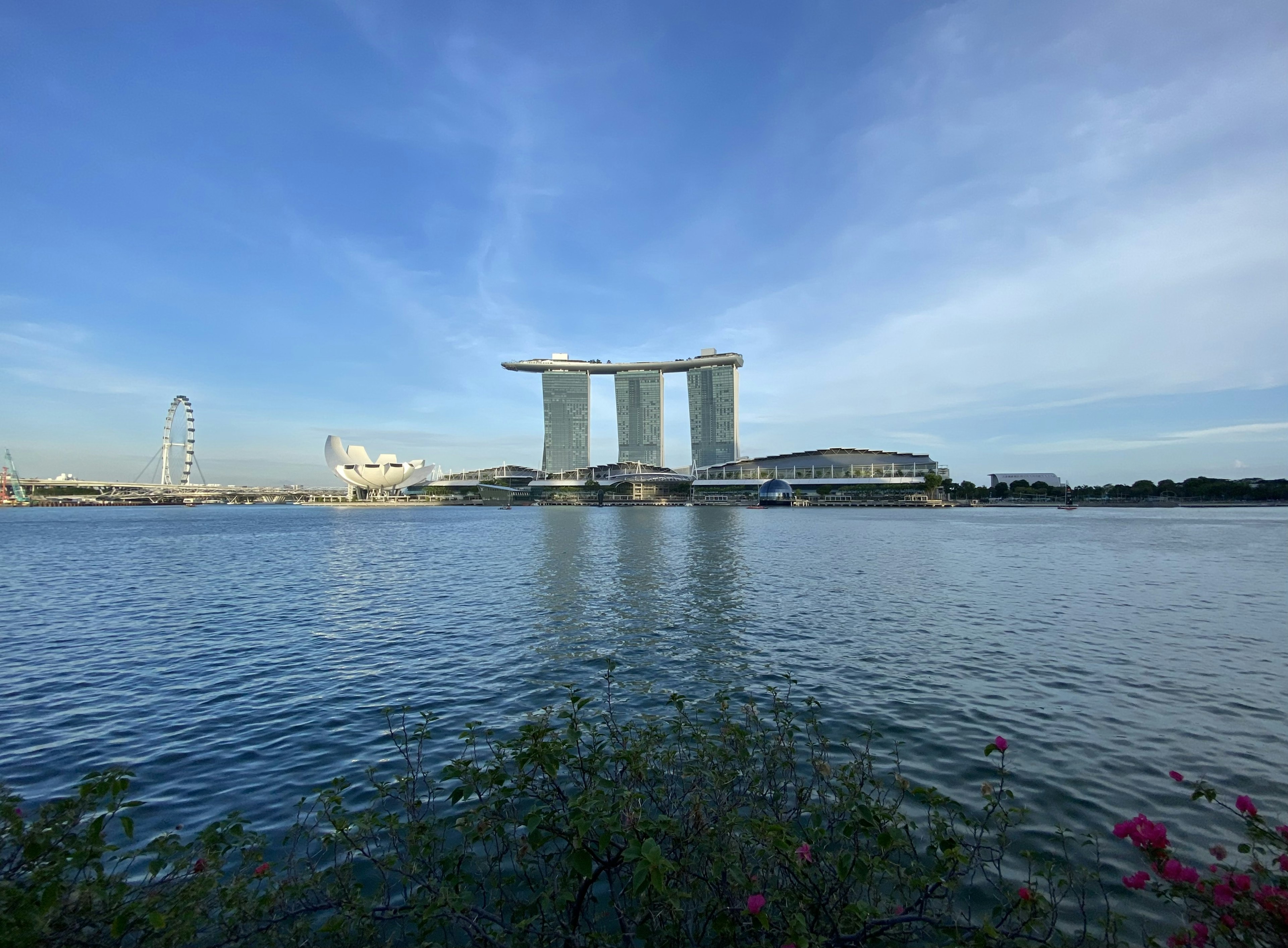 Vista panoramica del Marina Bay Sands con superficie d'acqua serena