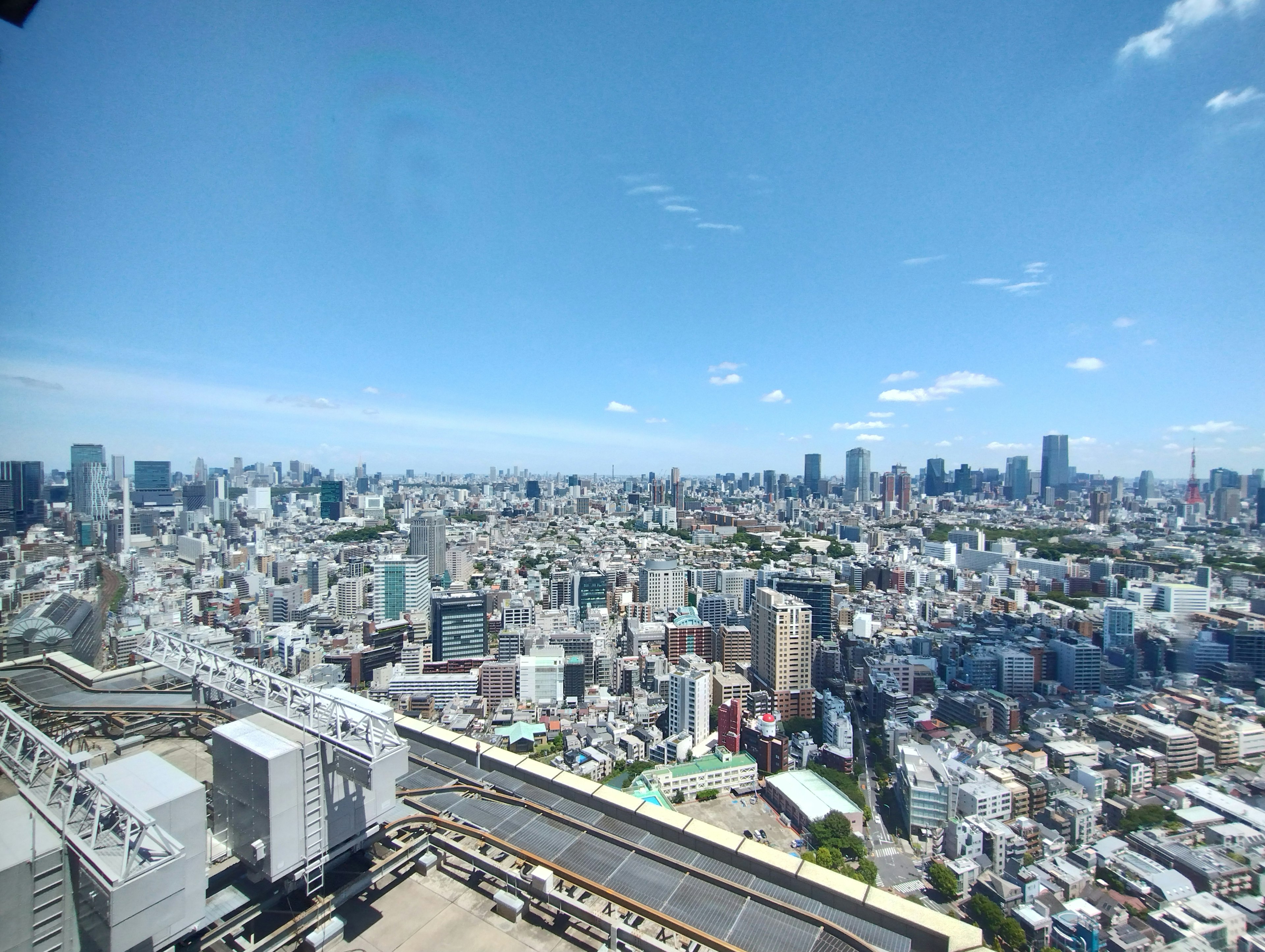 東京城市景觀的全景視圖，在晴朗的藍天下