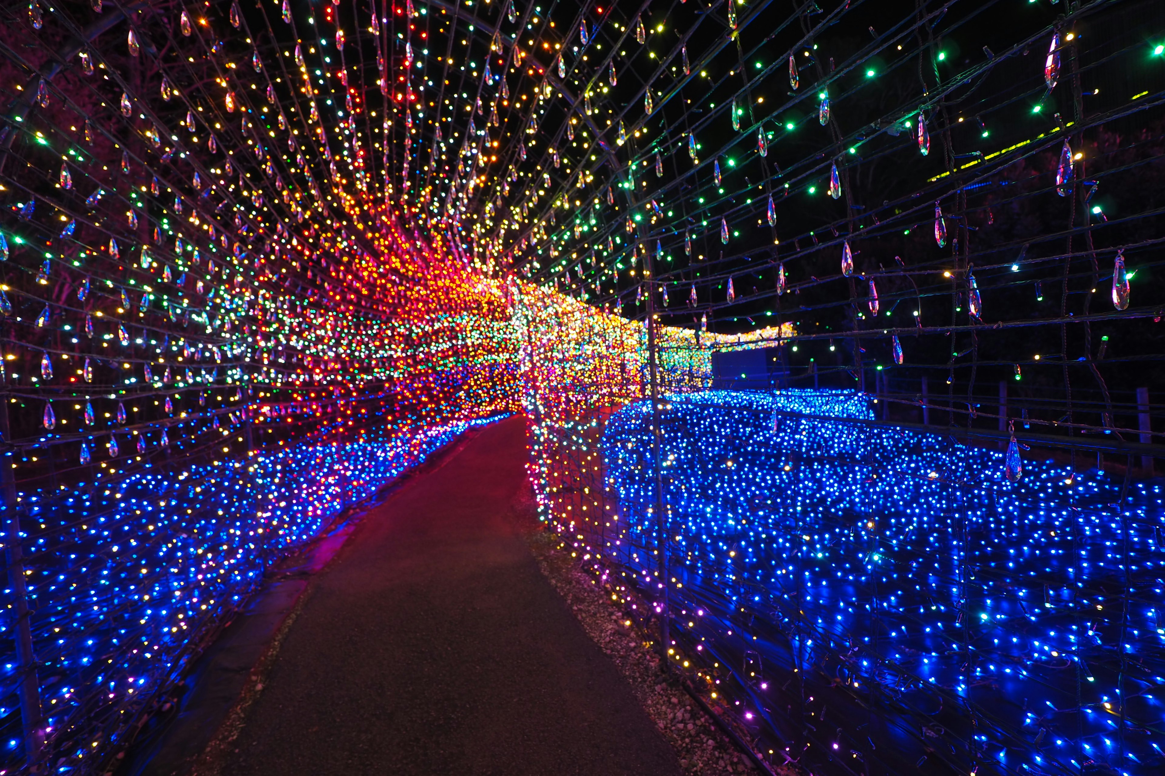 Terowongan cahaya berwarna-warni dengan lampu biru dan multicolor yang cerah