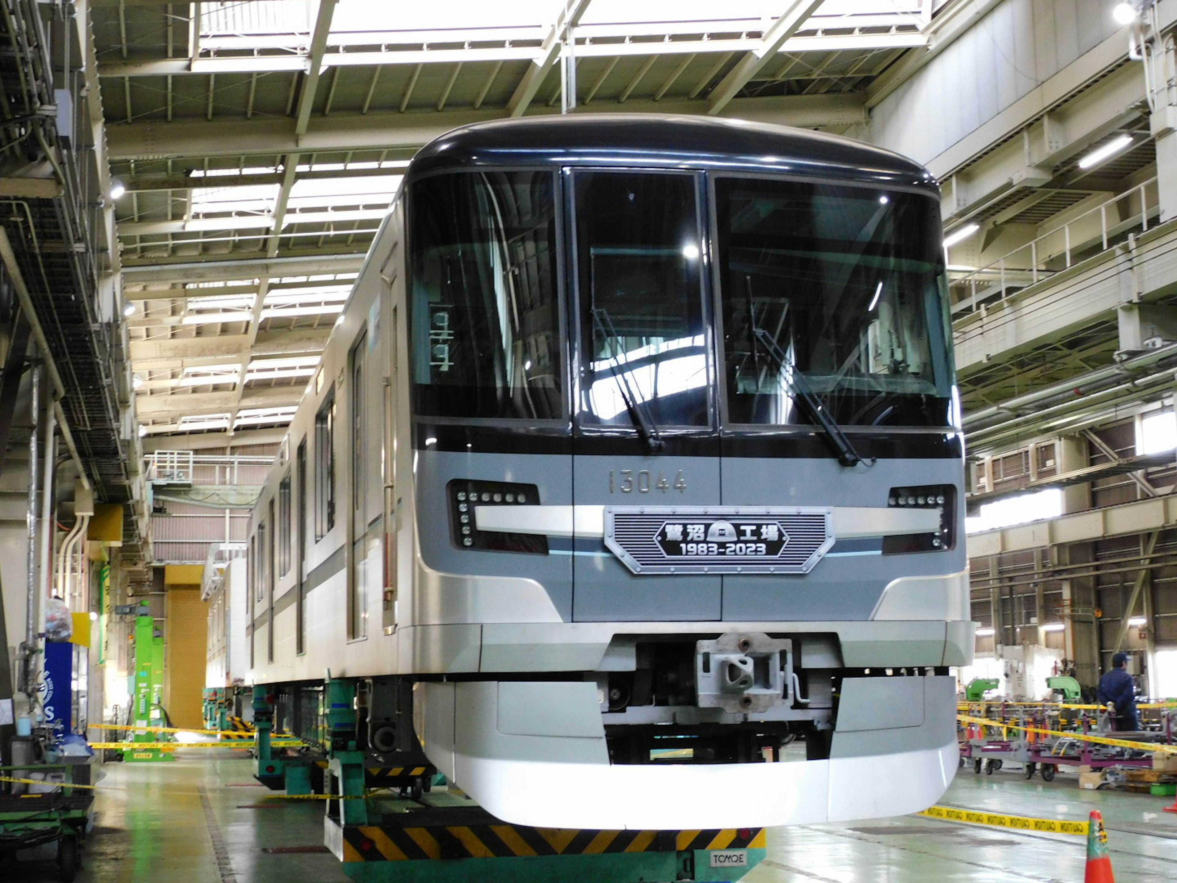 Un train moderne en cours d'assemblage dans une usine