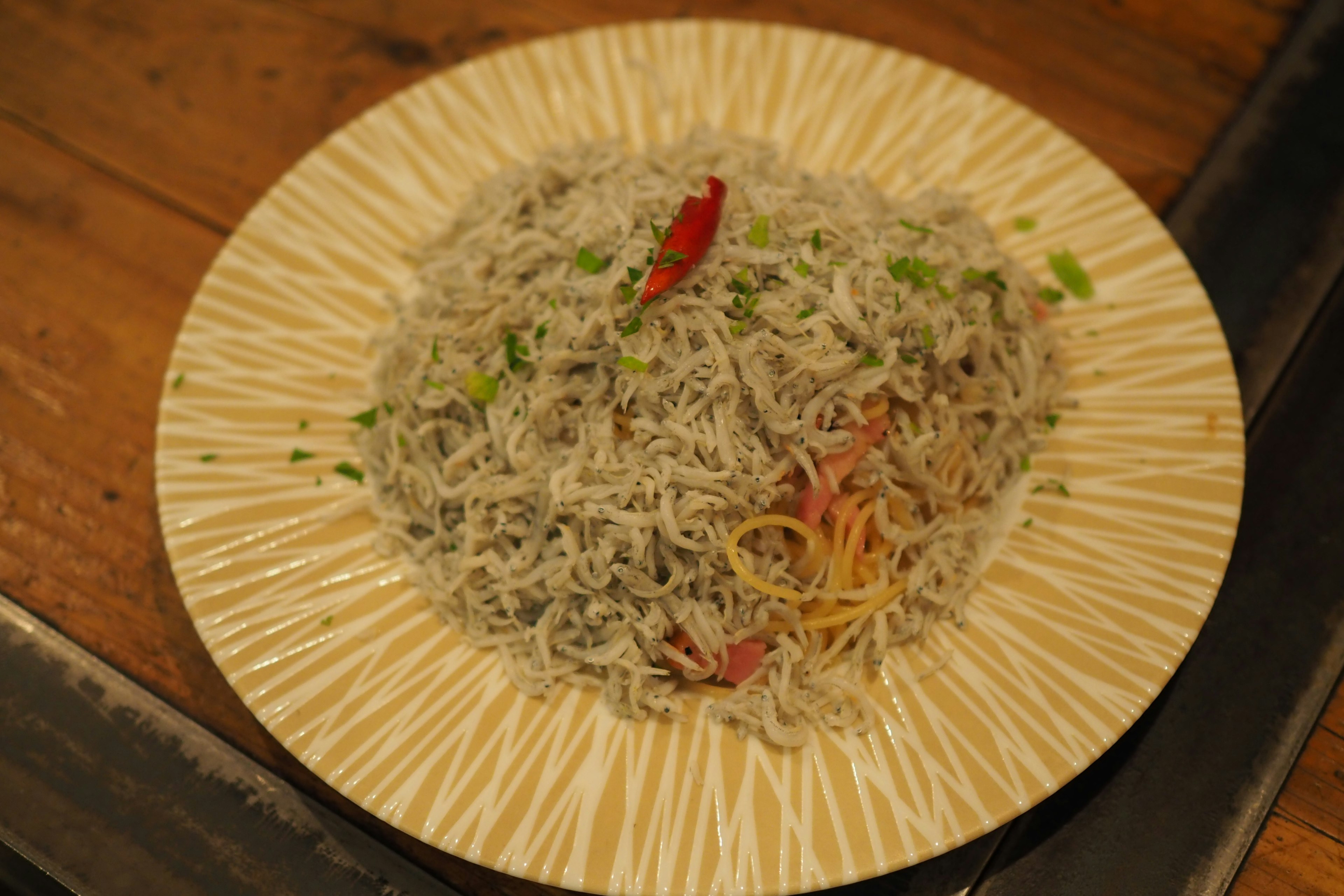 Un plat de poisson fin garni de piment rouge et d'oignon vert