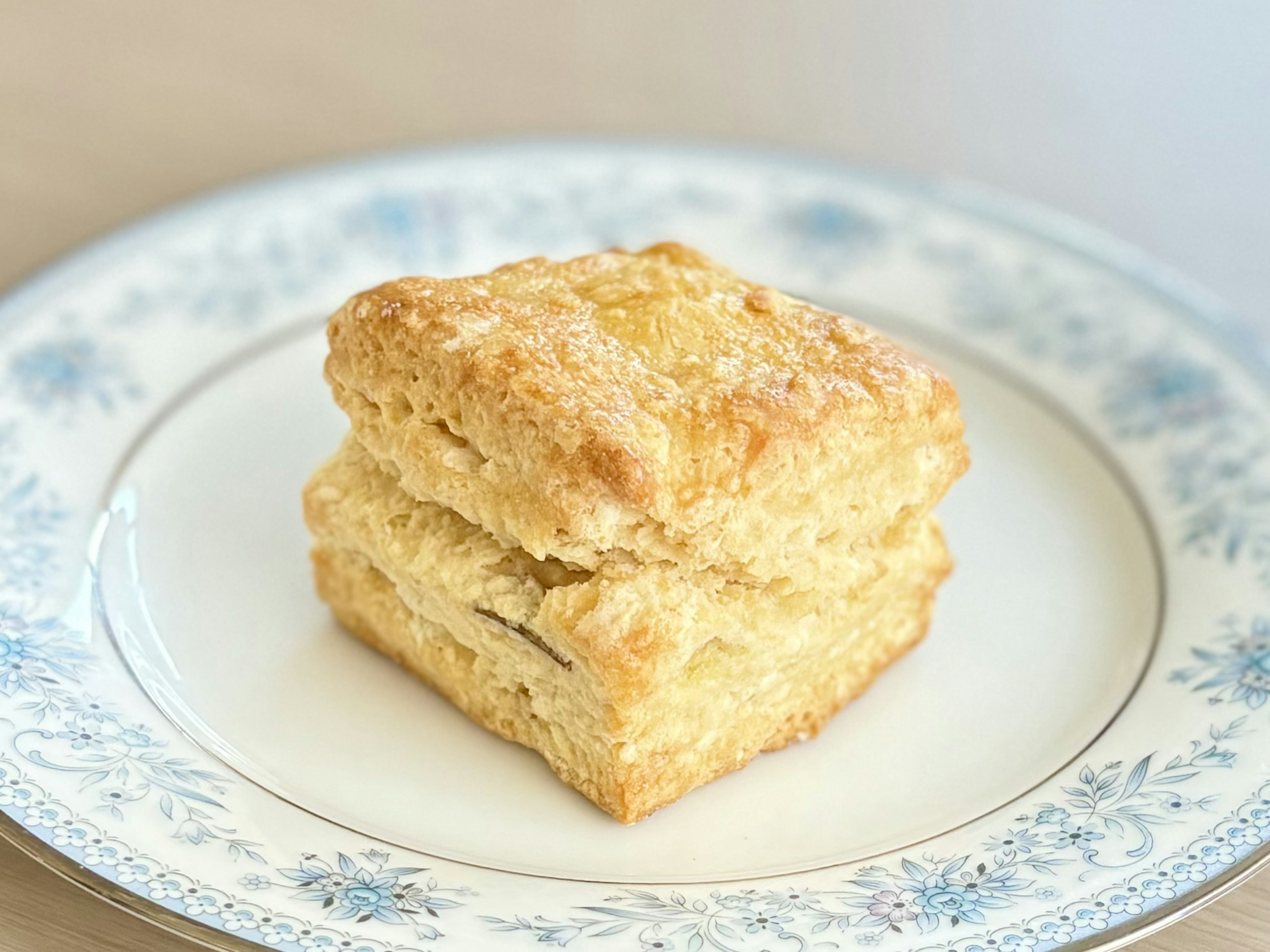 Zwei frisch gebackene Scones auf einem dekorativen Teller