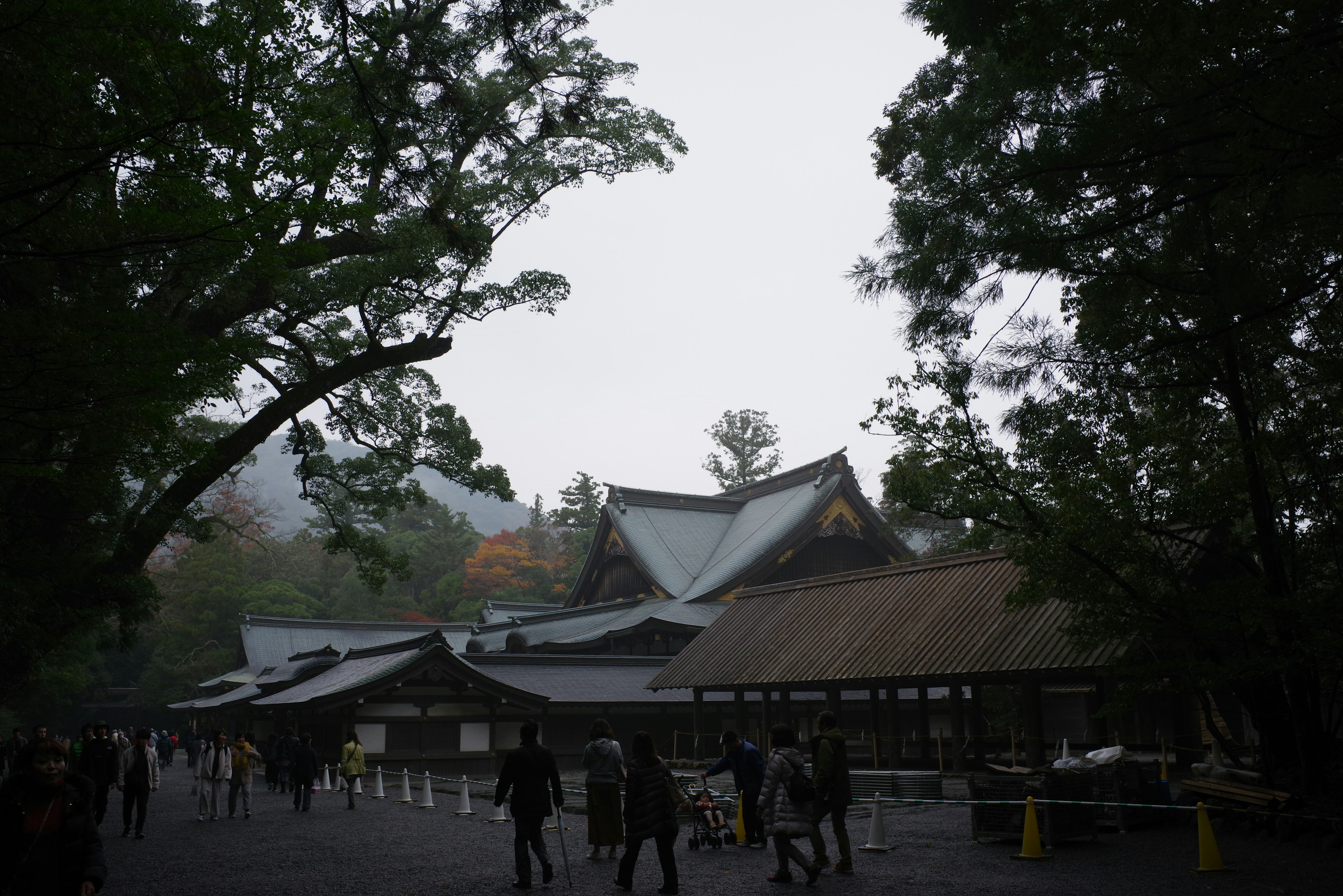 Arquitectura japonesa tradicional envuelta en niebla con visitantes