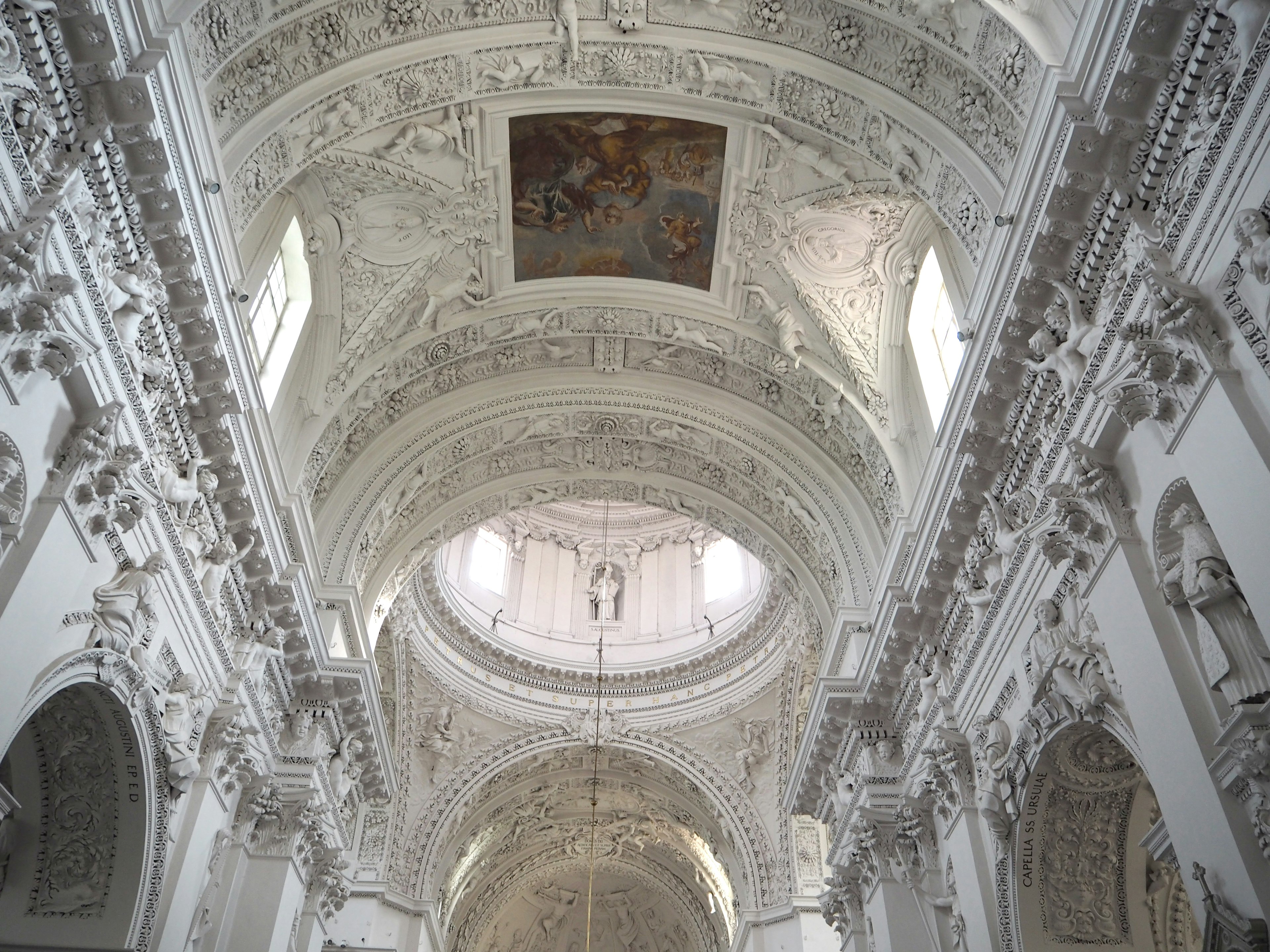 Hermoso techo y esculturas decorativas del interior de una iglesia blanca