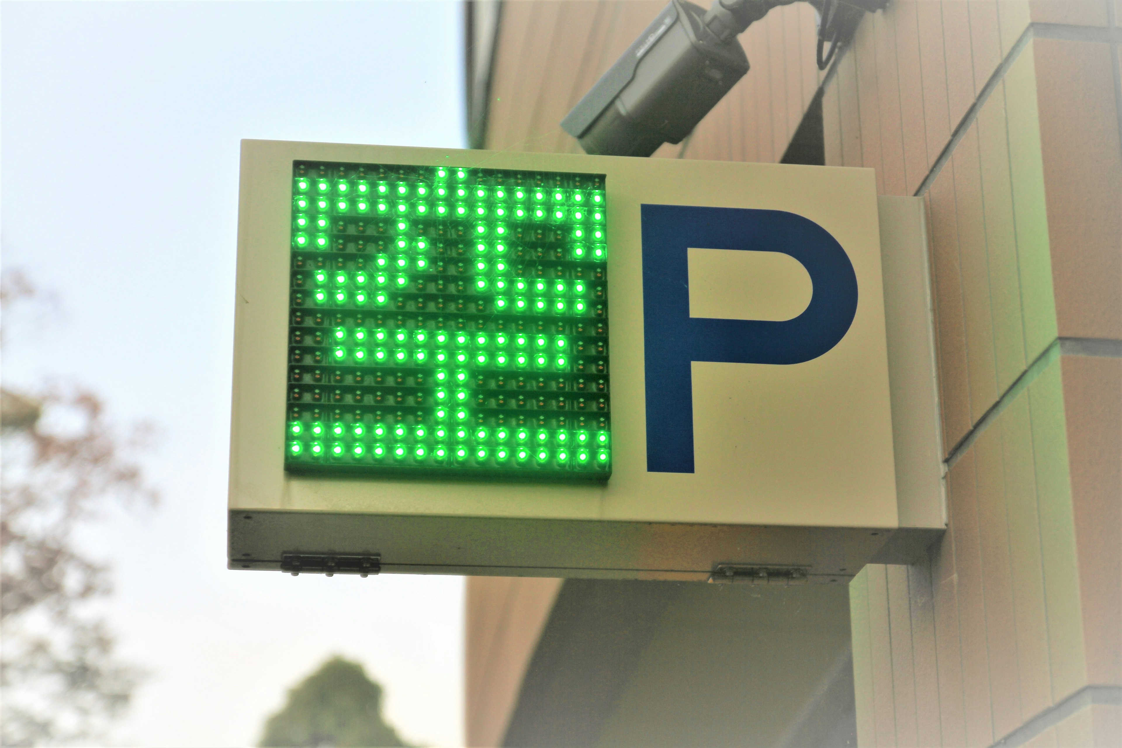 Segnale di parcheggio che mostra disponibilità LED verde e simbolo P blu