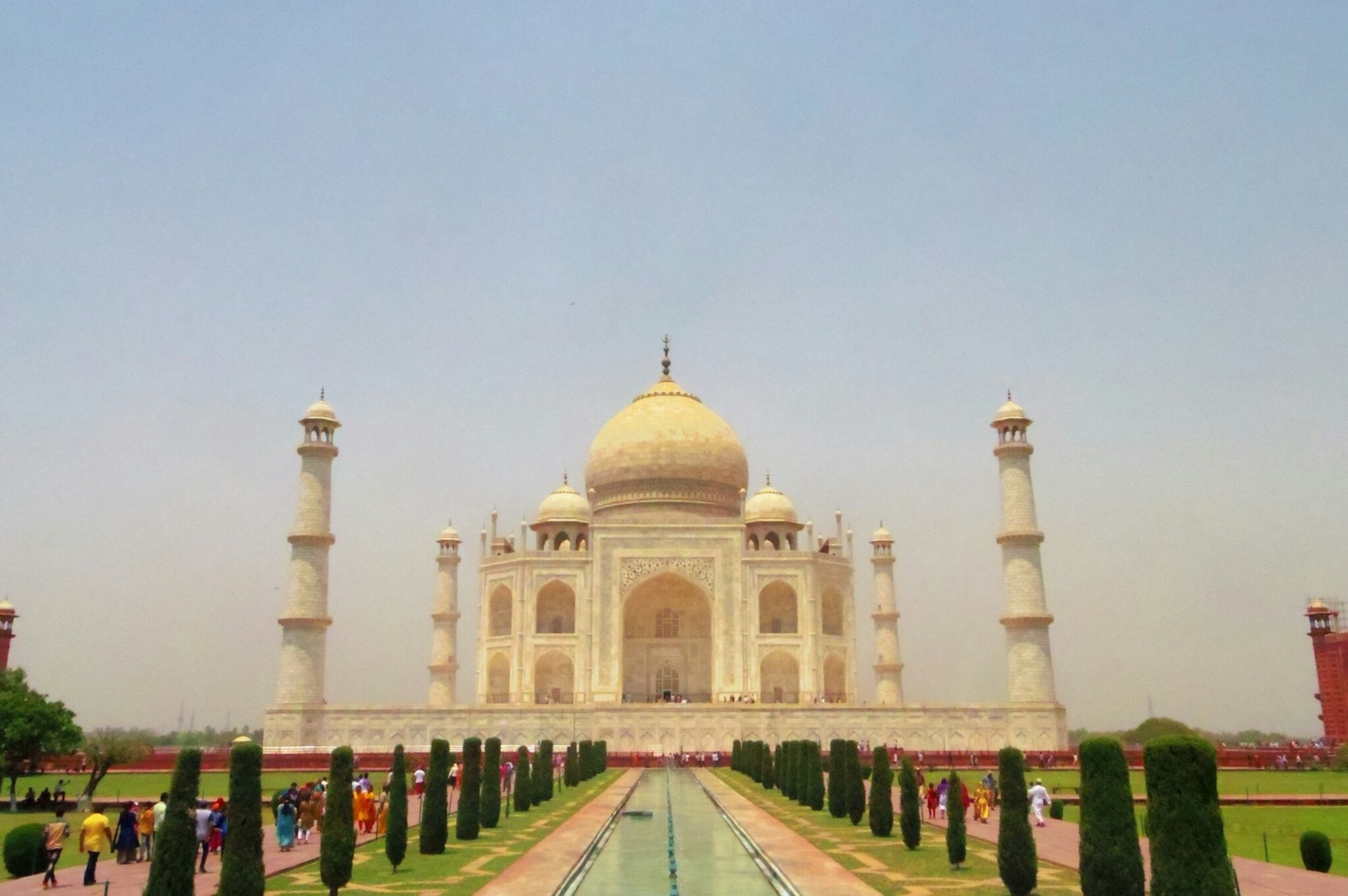 Vue majestueuse du Taj Mahal avec de beaux jardins