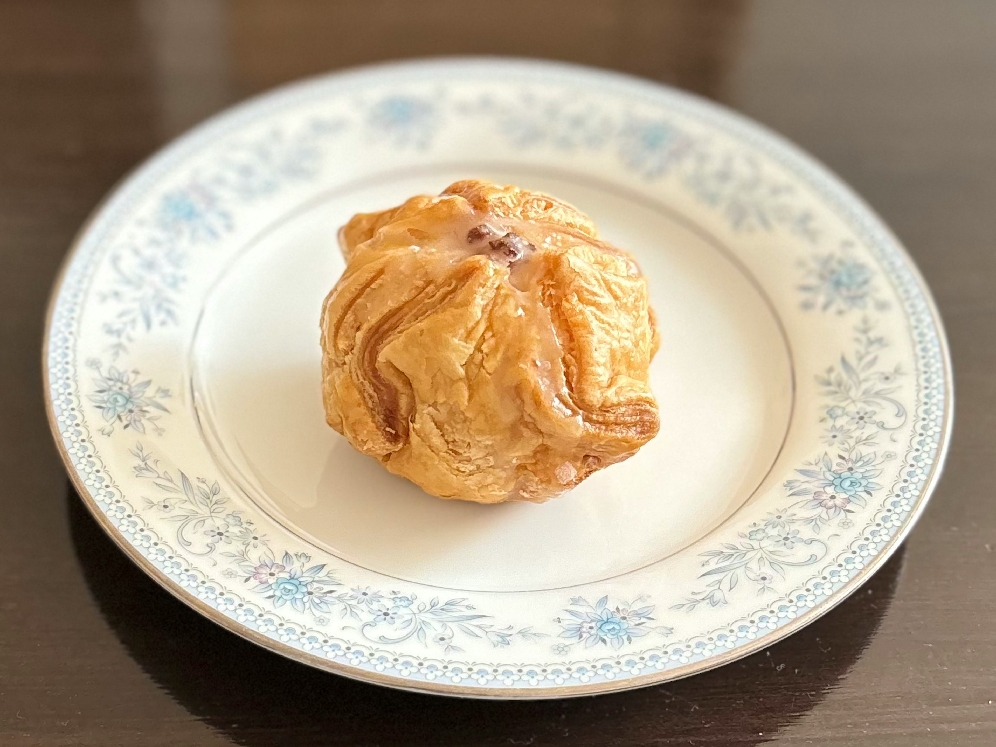 美しい装飾の皿の上に置かれた焼き菓子の写真