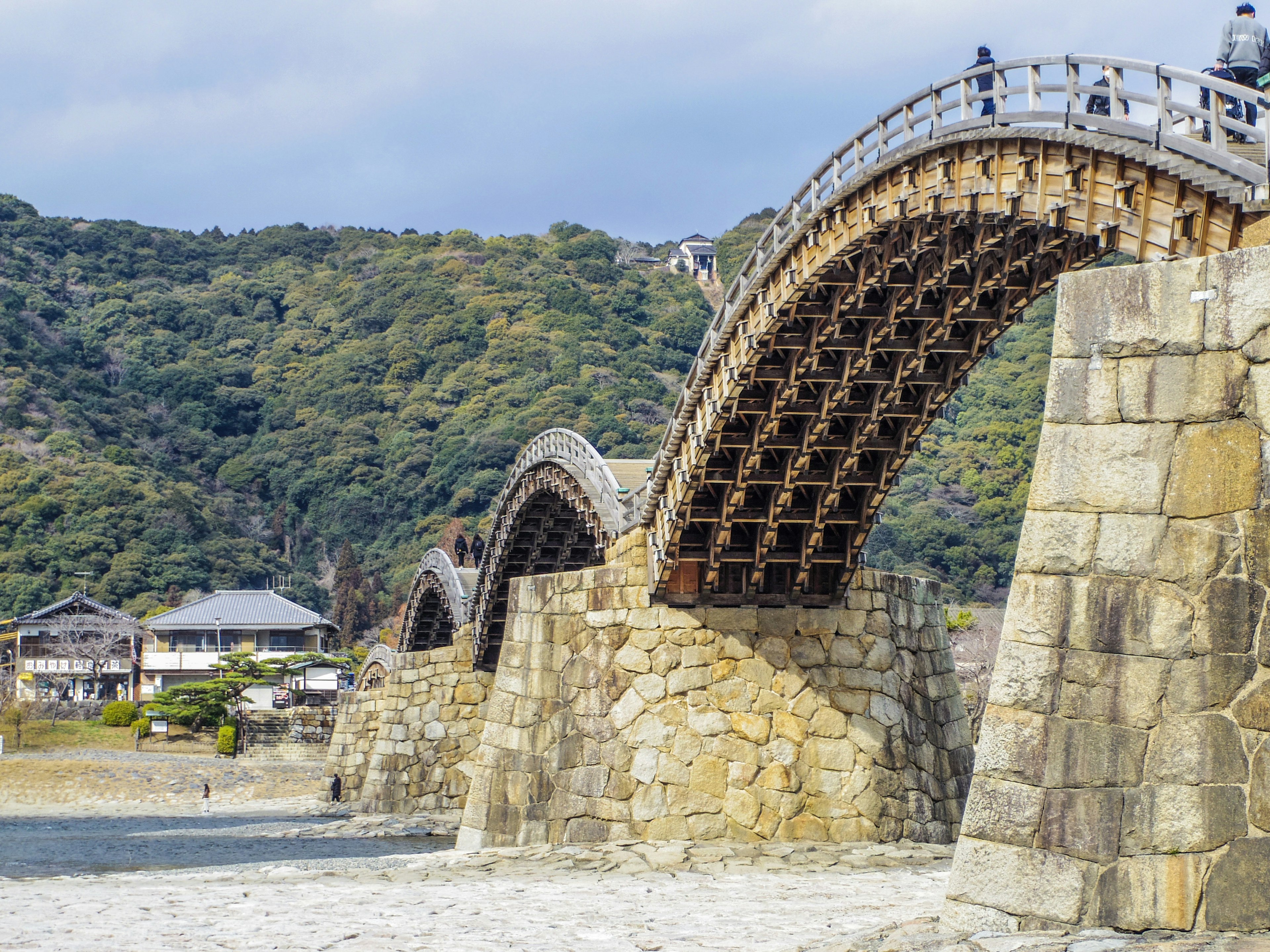 Hermoso puente de piedra en arco con colinas verdes circundantes