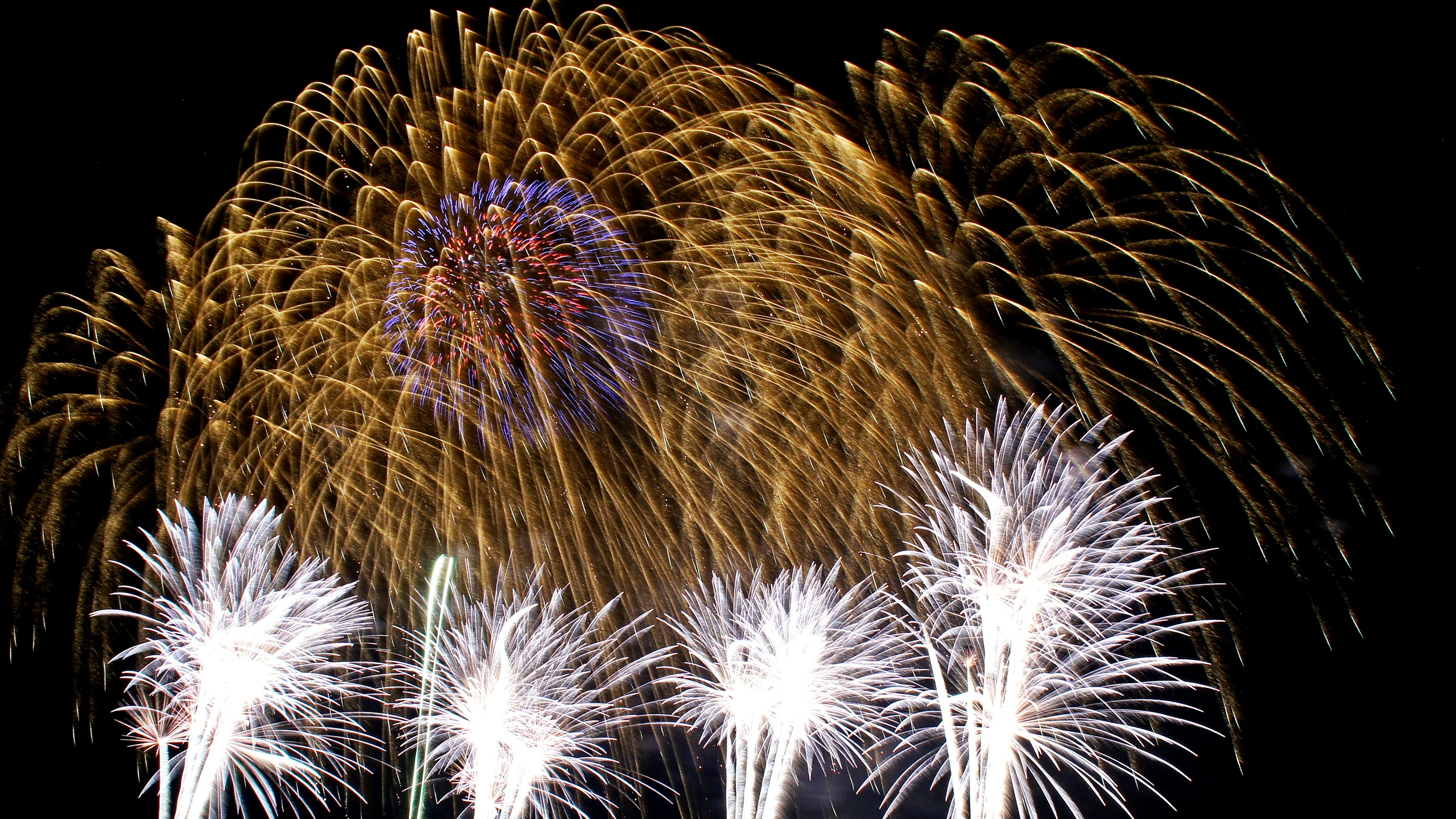 Lebhafte Feuerwerkshow am Nachthimmel