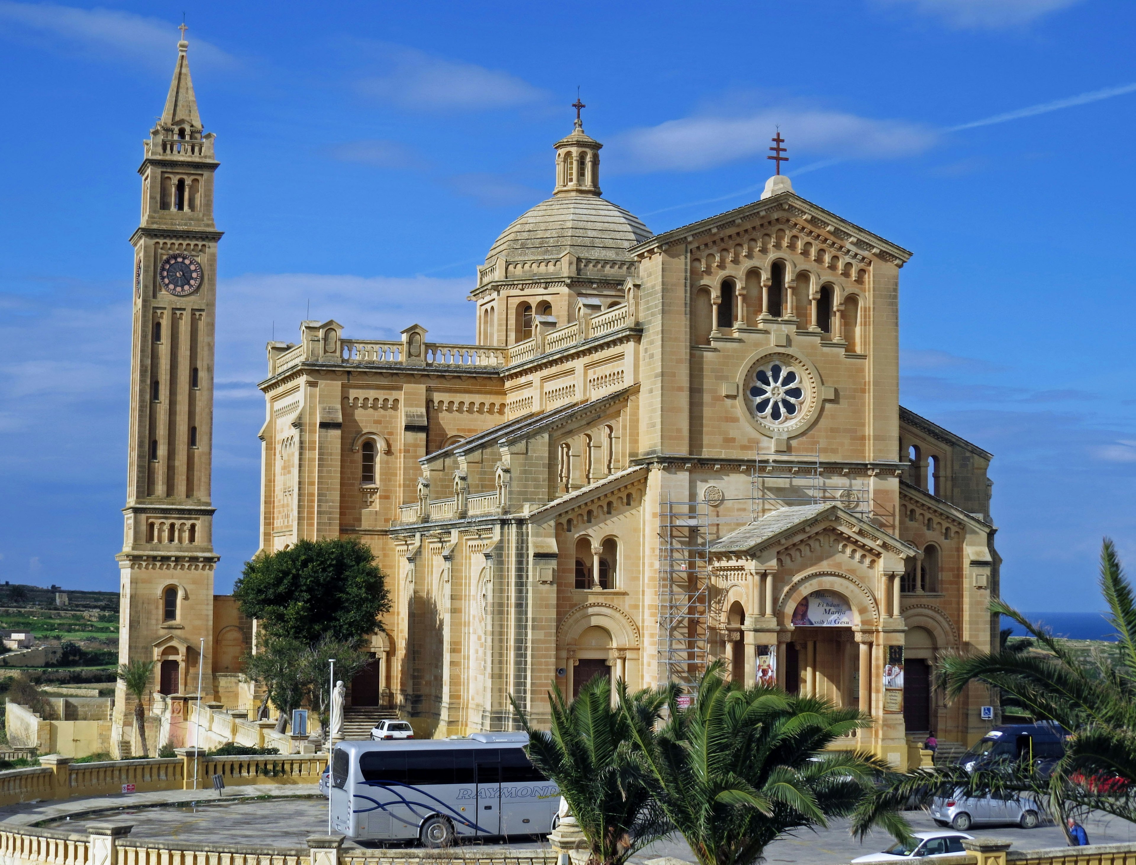 Bella chiesa e campanile sotto un cielo blu