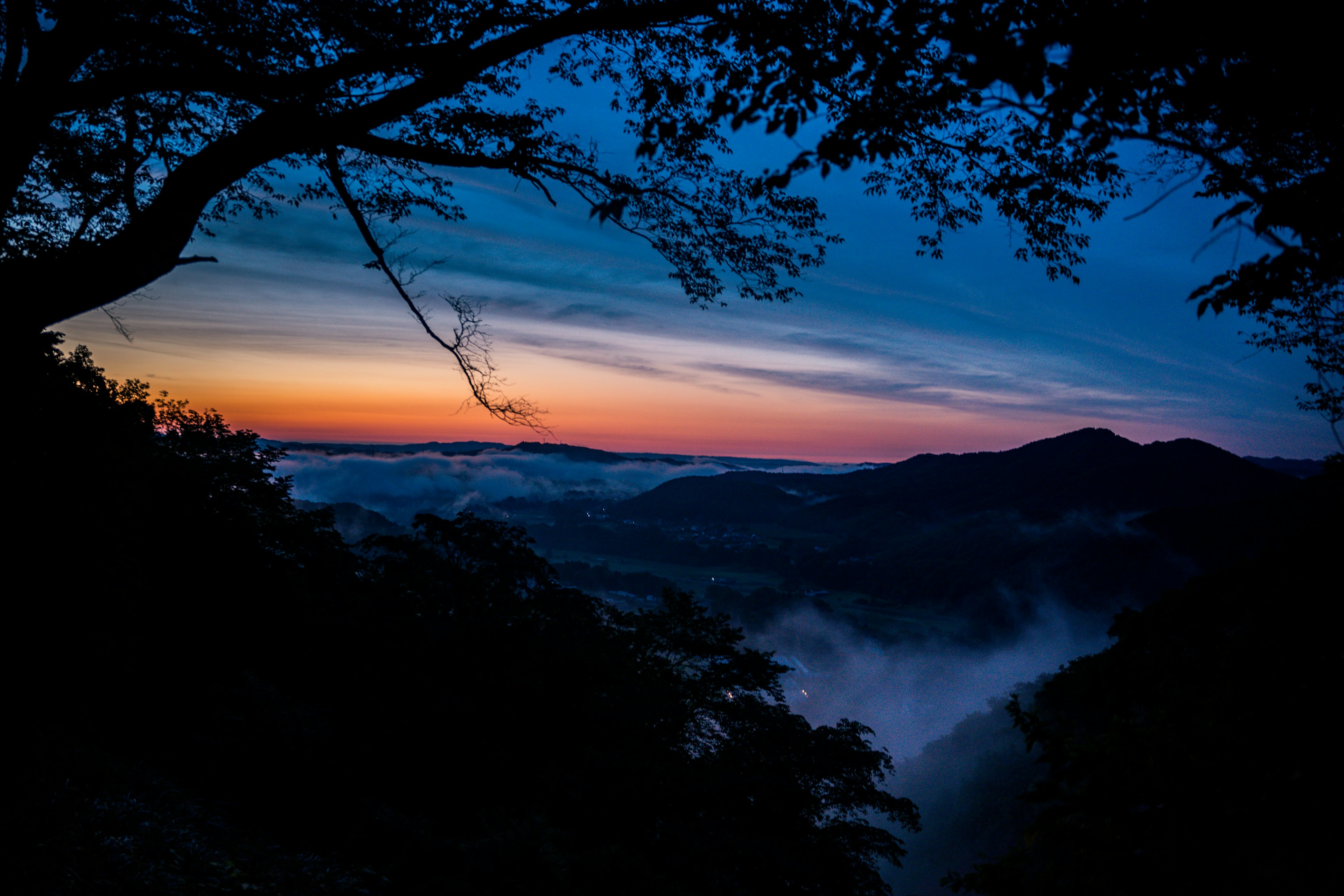 Malersicher Blick auf Berge während des Sonnenuntergangs mit buntem Himmel