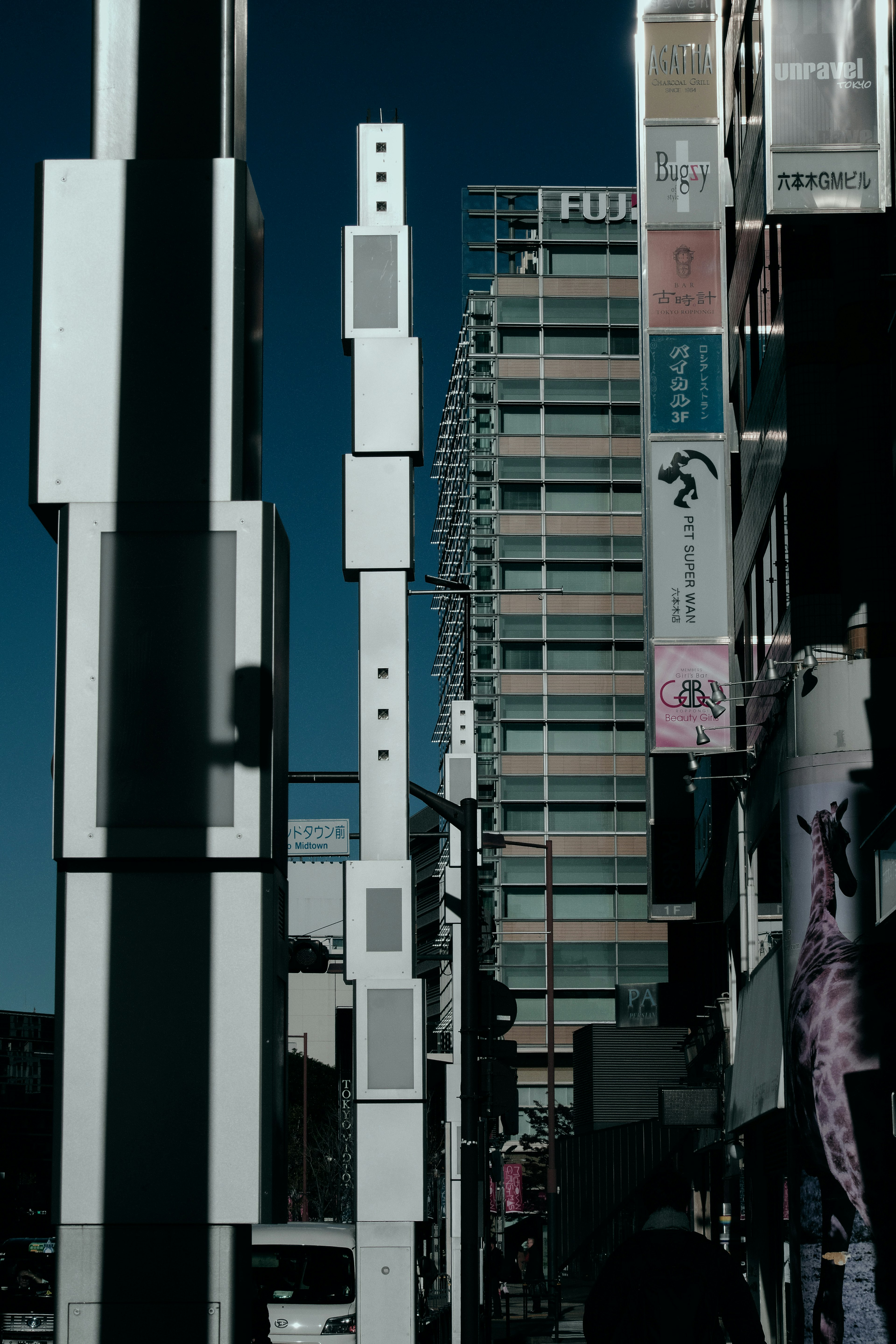 白い建物と高層ビルが並ぶ都市の風景