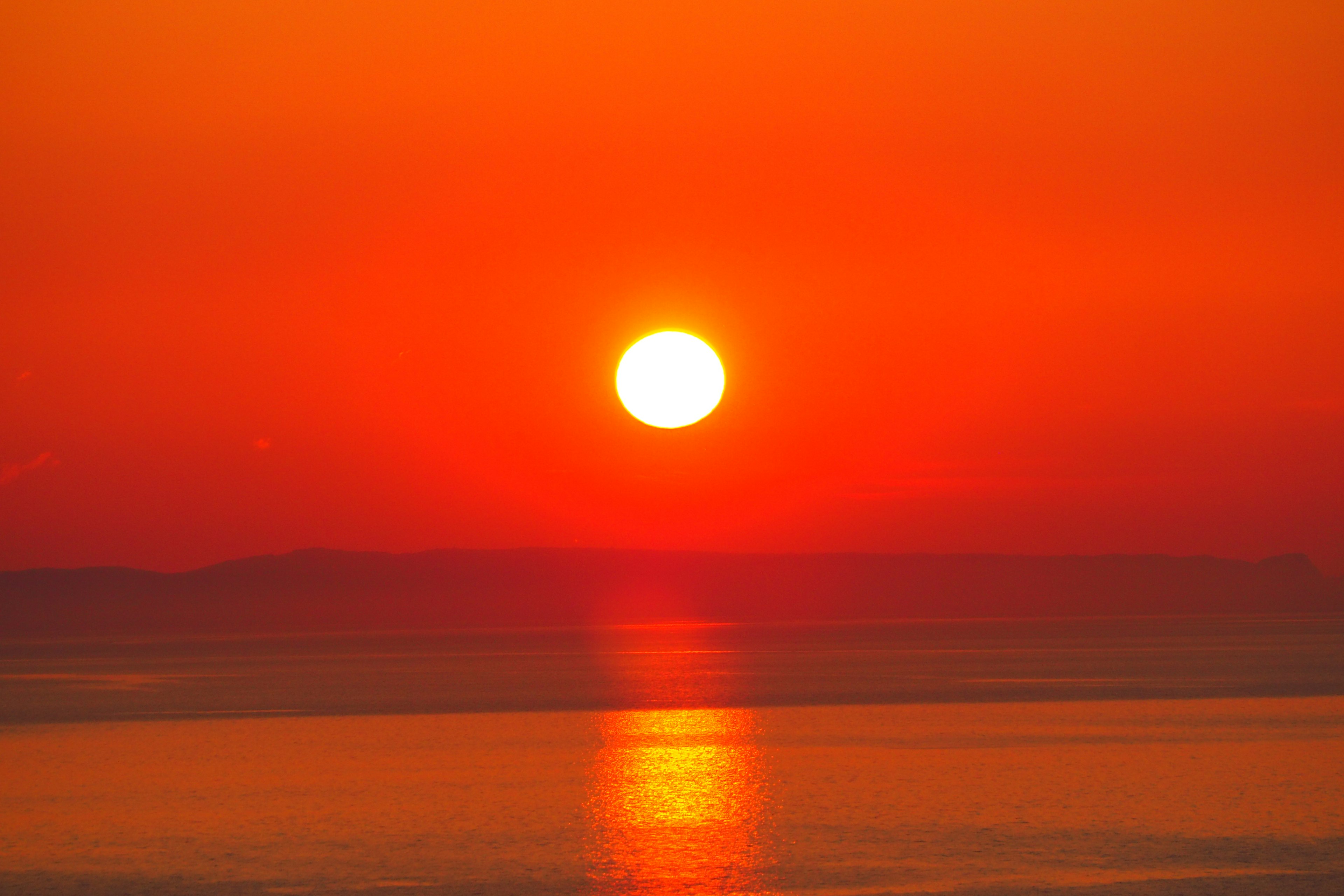 赤い夕日の美しい景色海に反射する光