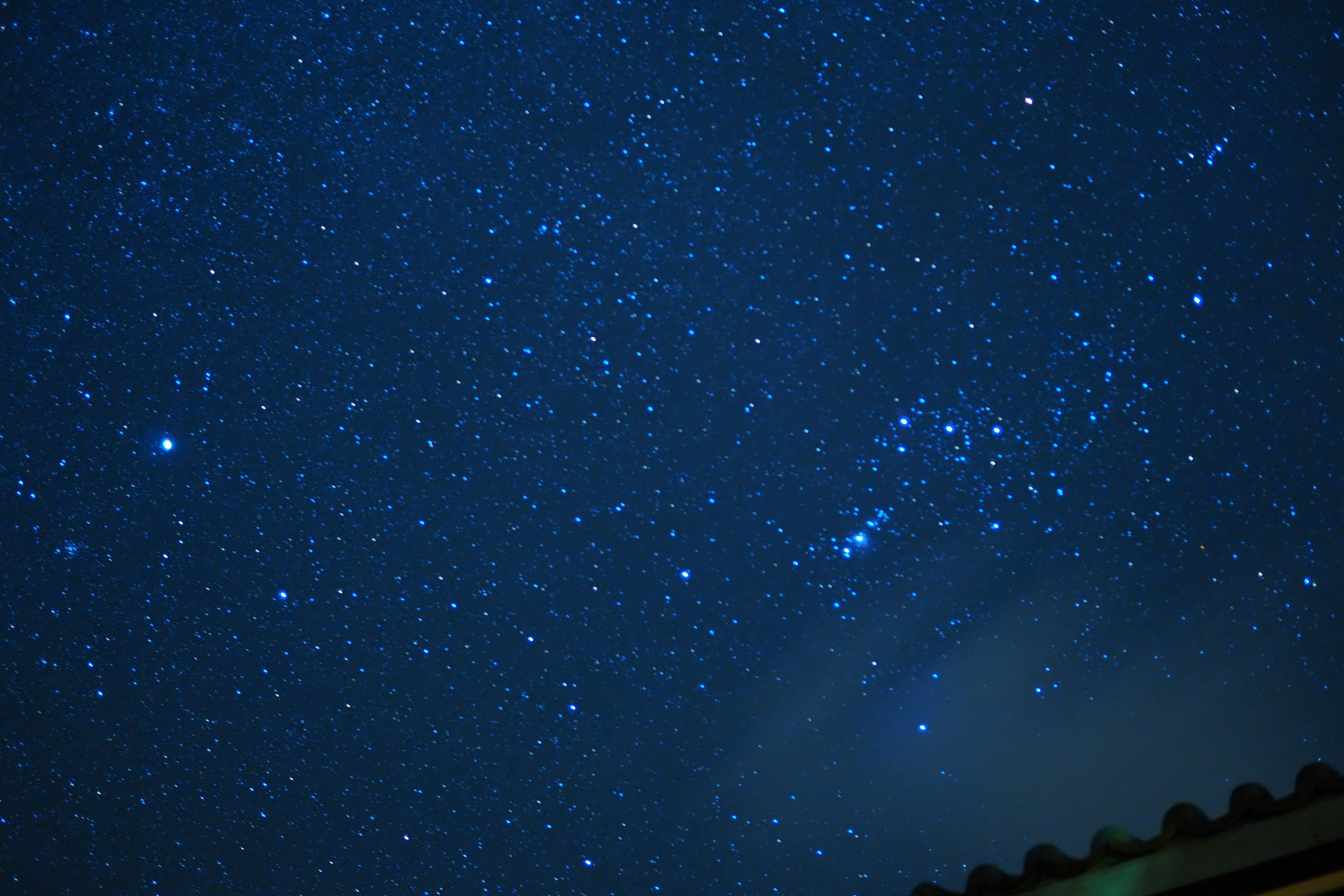 Un cielo stellato pieno di innumerevoli stelle con la costellazione di Orione