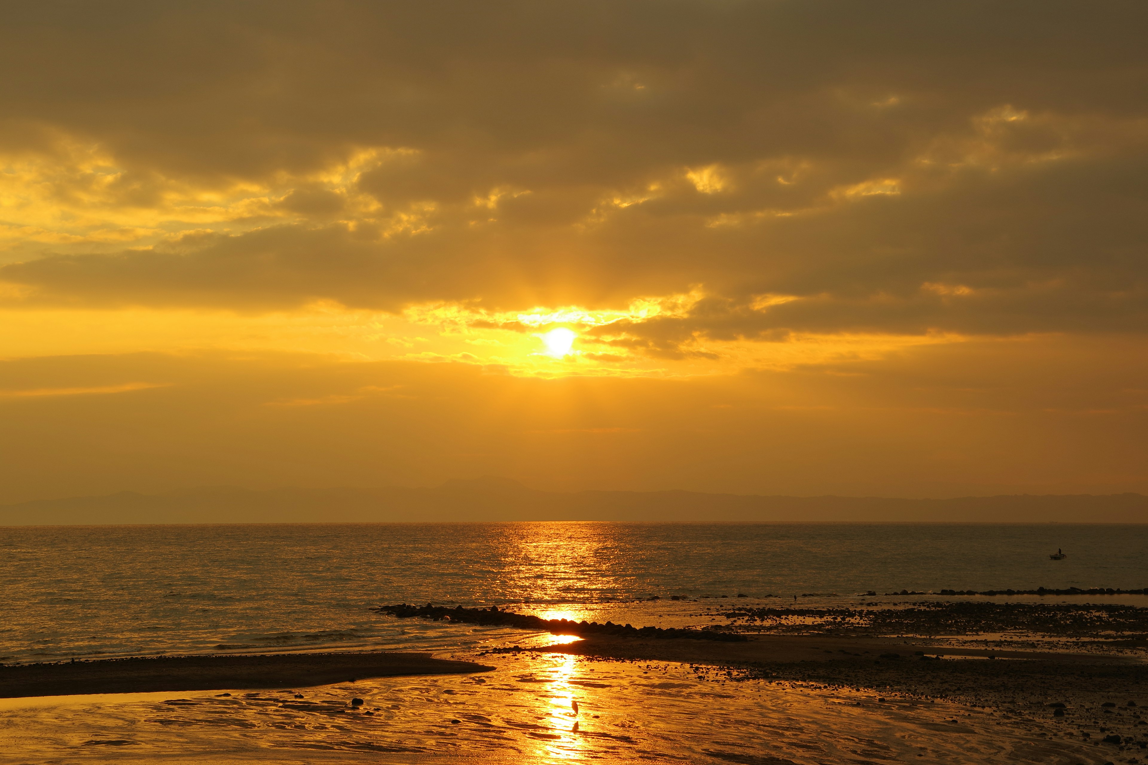 Schöne Landschaft mit Sonnenuntergang, der sich im Ozean spiegelt