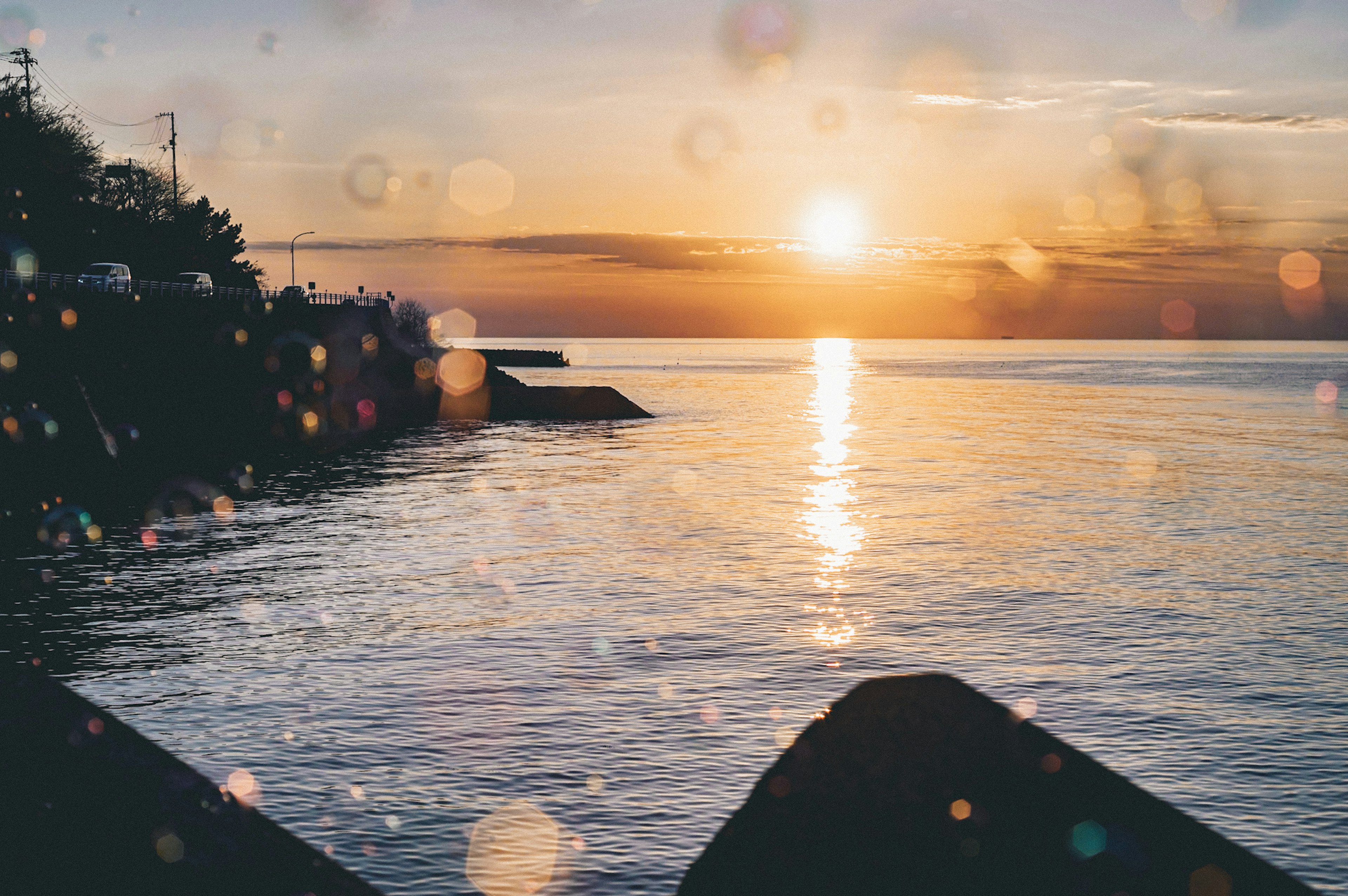 Belle paysage avec le coucher de soleil se reflétant sur la mer