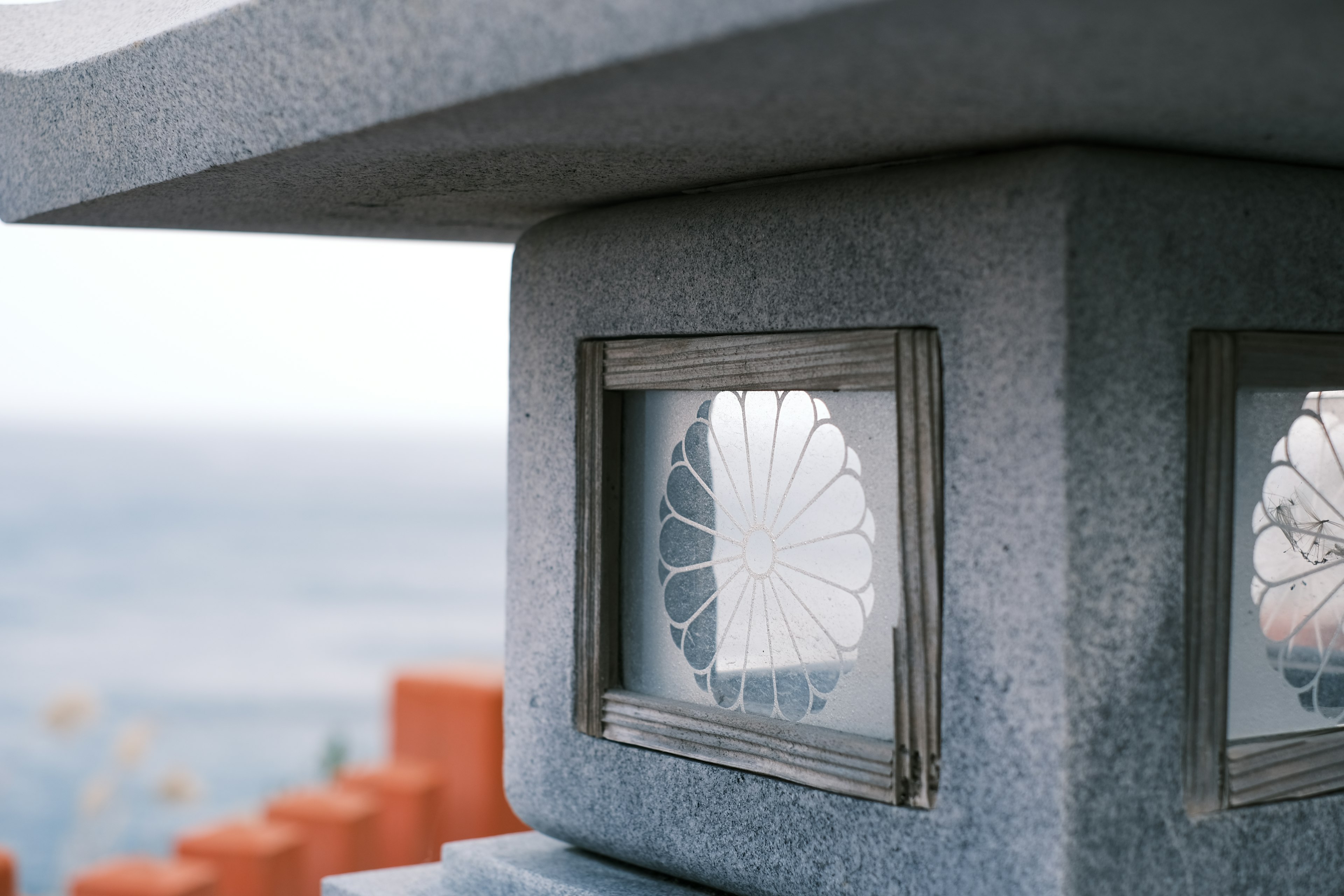 Nahaufnahme einer Ste lantern mit floralen Mustern im Fenster