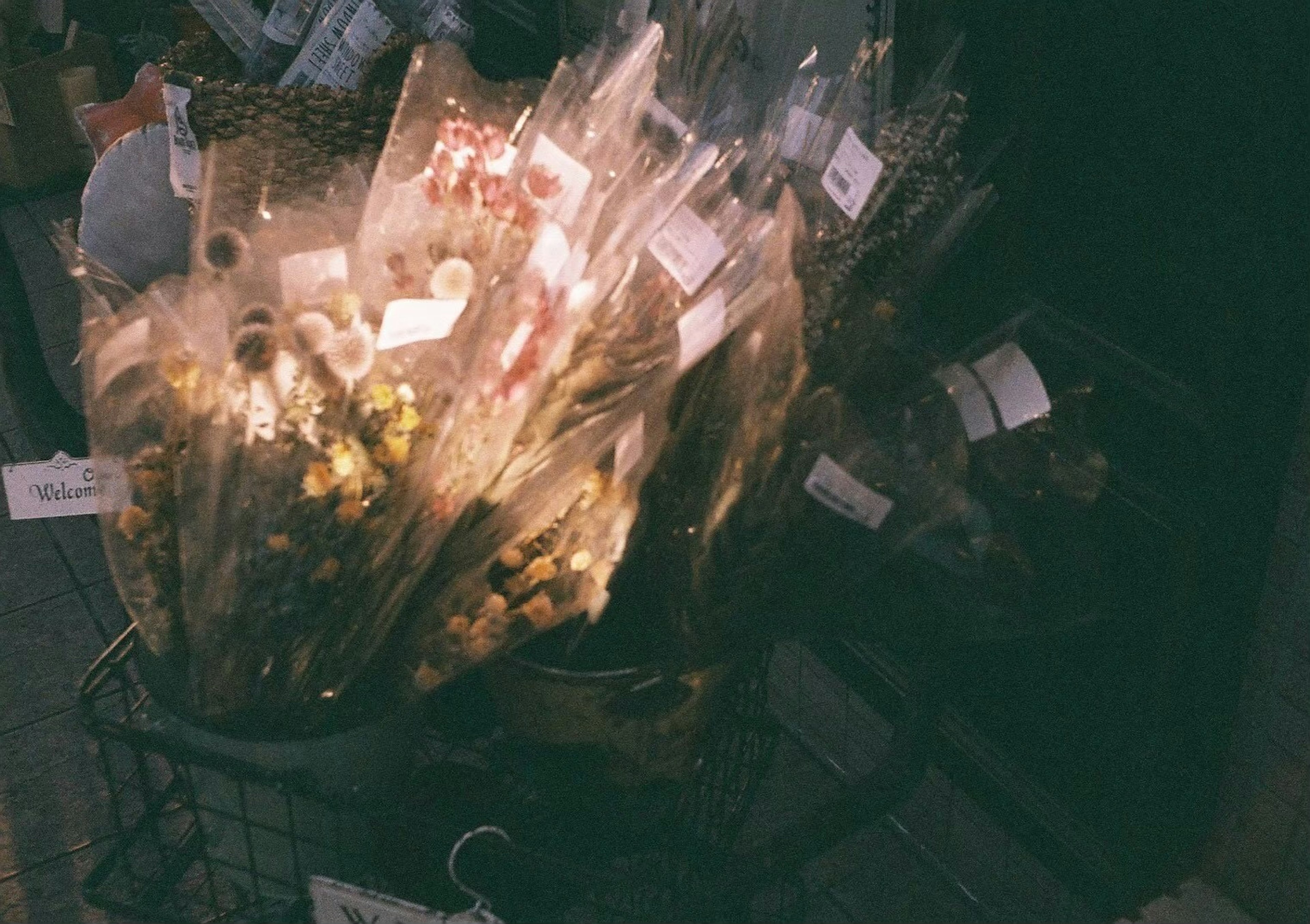 Bouquets de fleurs colorées disposés dans des sacs transparents