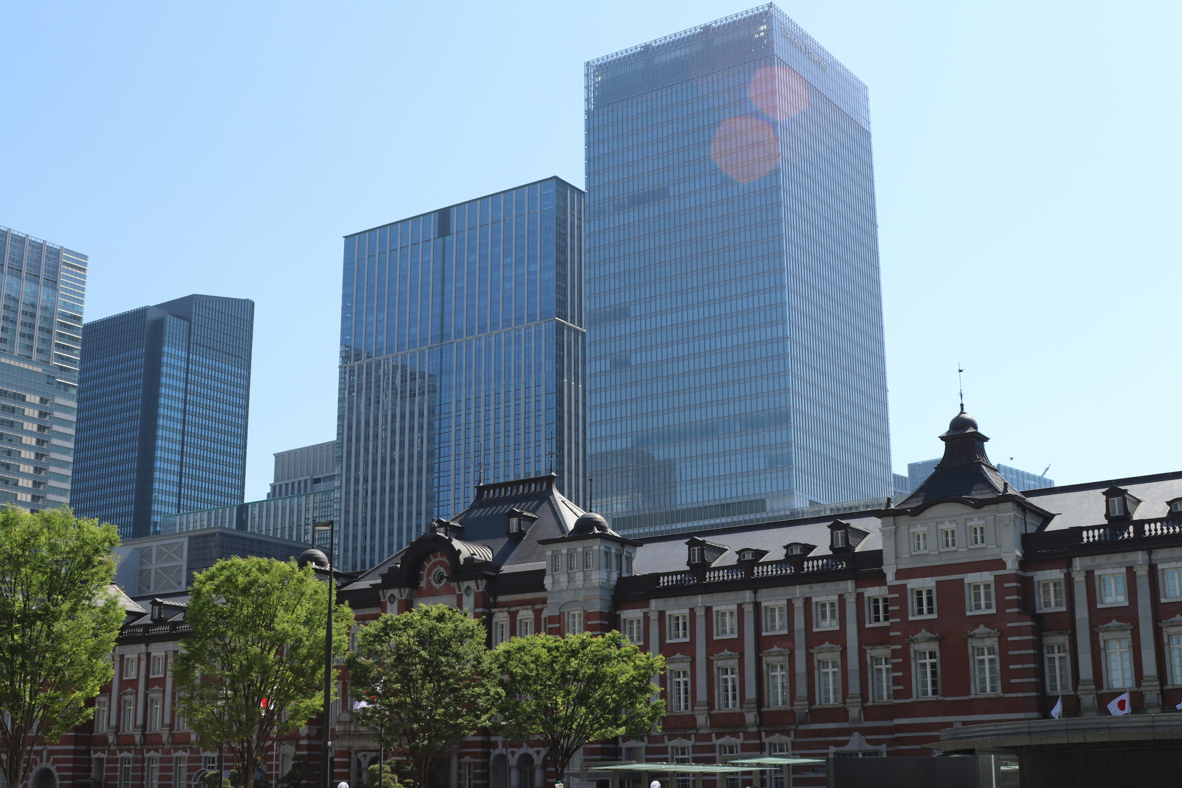 Pemandangan gedung bersejarah Stasiun Tokyo di samping gedung pencakar langit modern