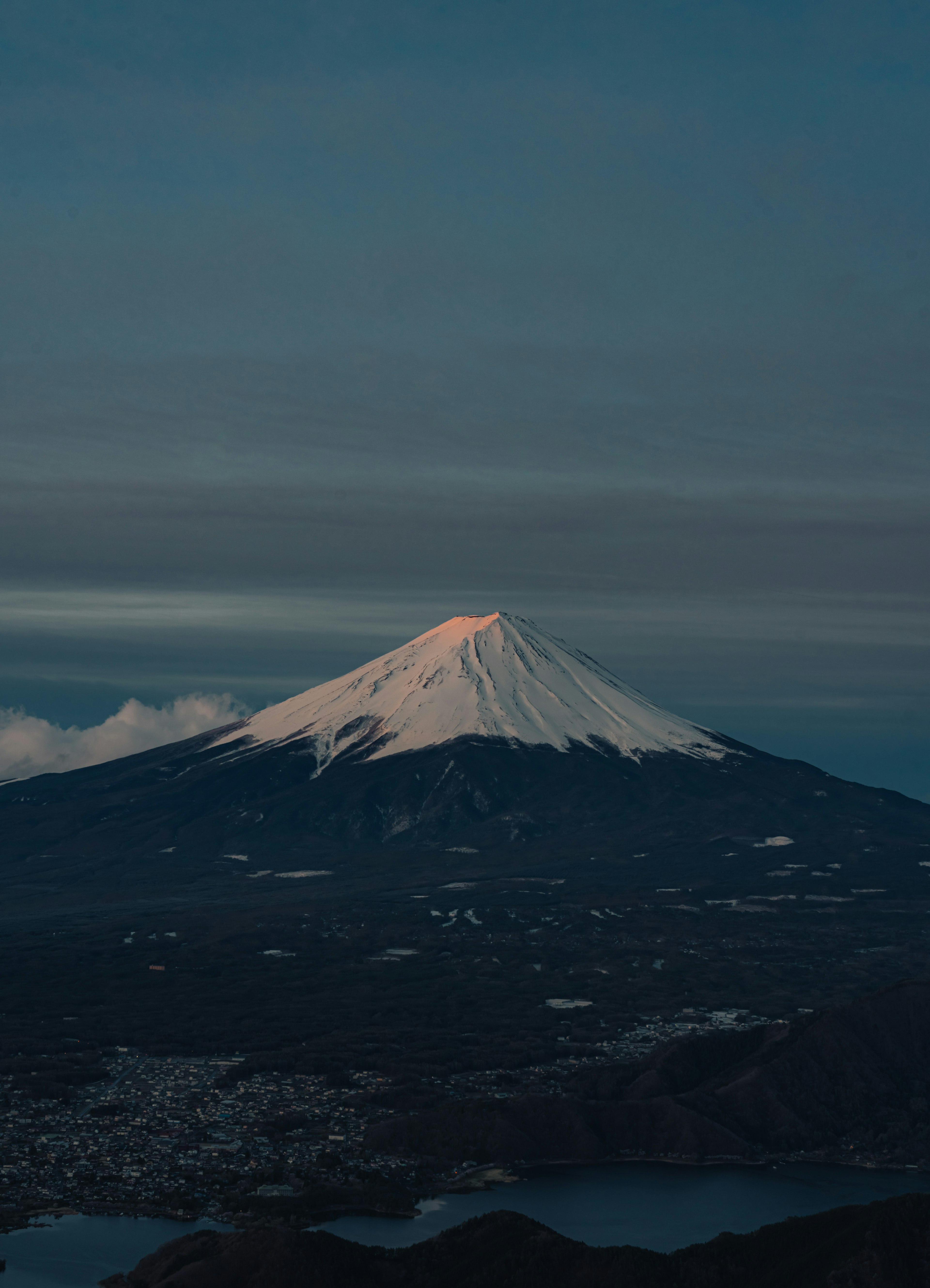 Espectacular vista del Monte Fuji con un pico cubierto de nieve contra un cielo azul