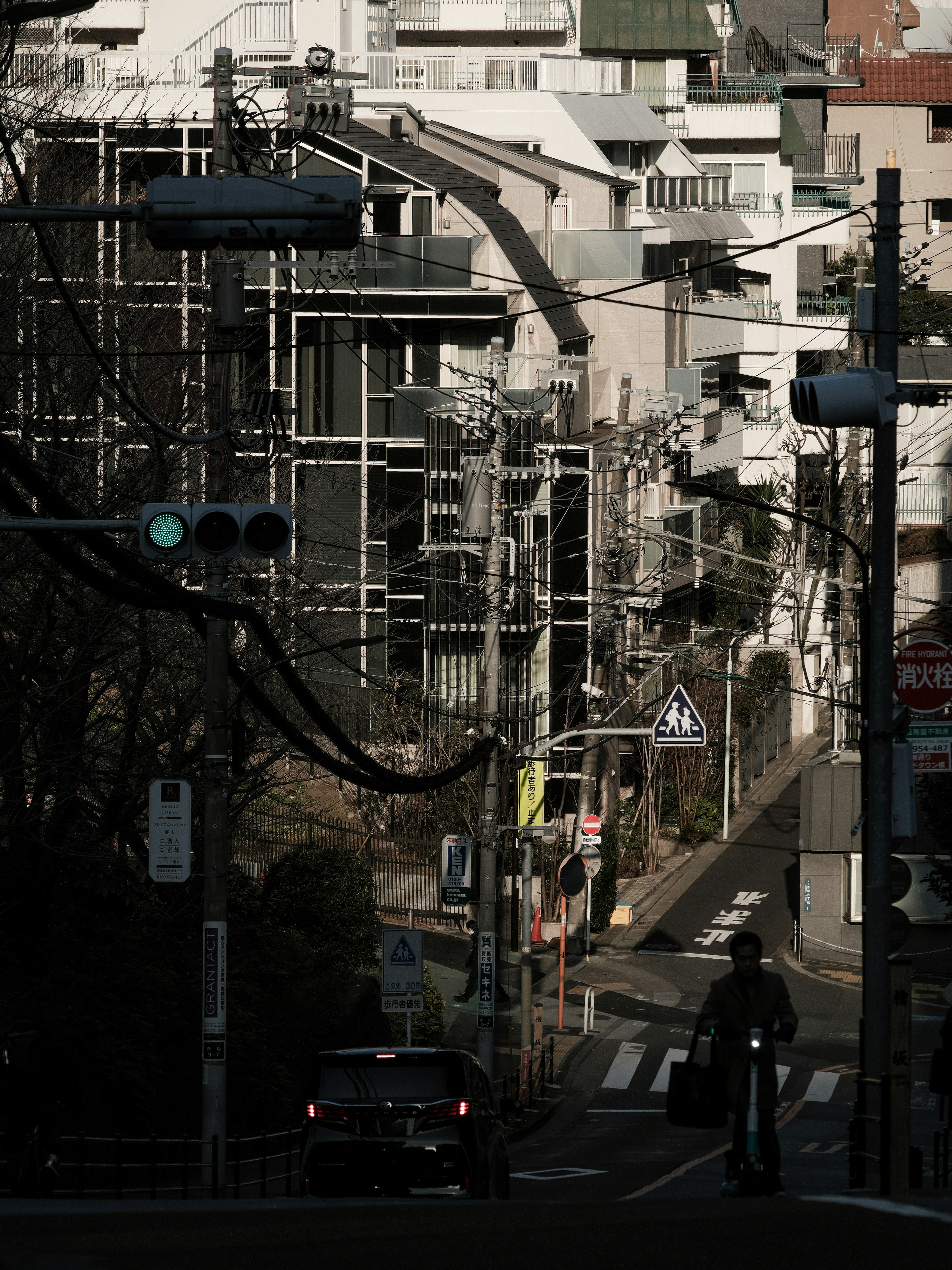 ภาพถนนที่มีอาคารและเสาไฟในแสงสลัว