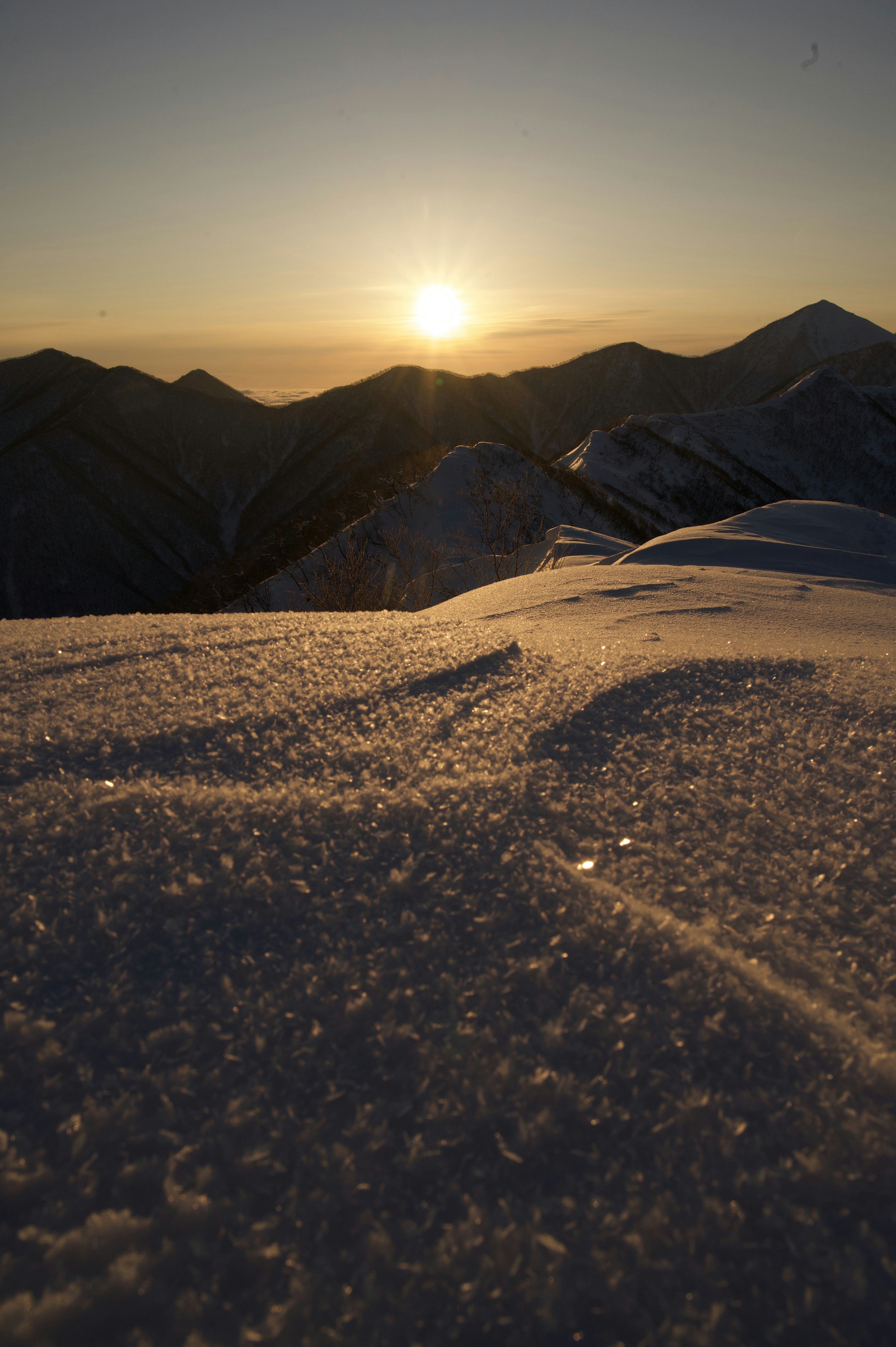 雪に覆われた山々と夕日が美しい風景