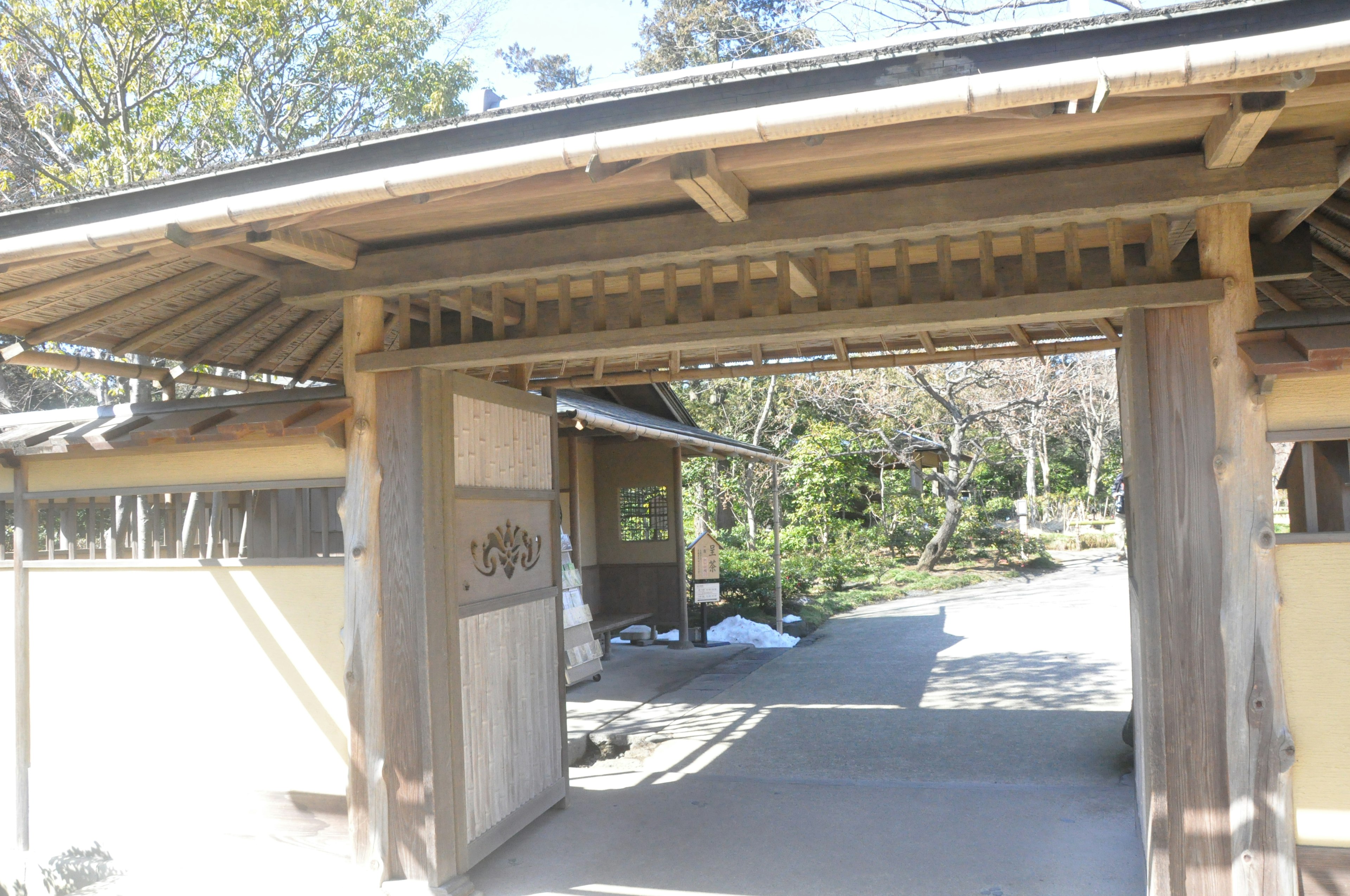 Pintu tradisional Jepang menuju taman yang tenang